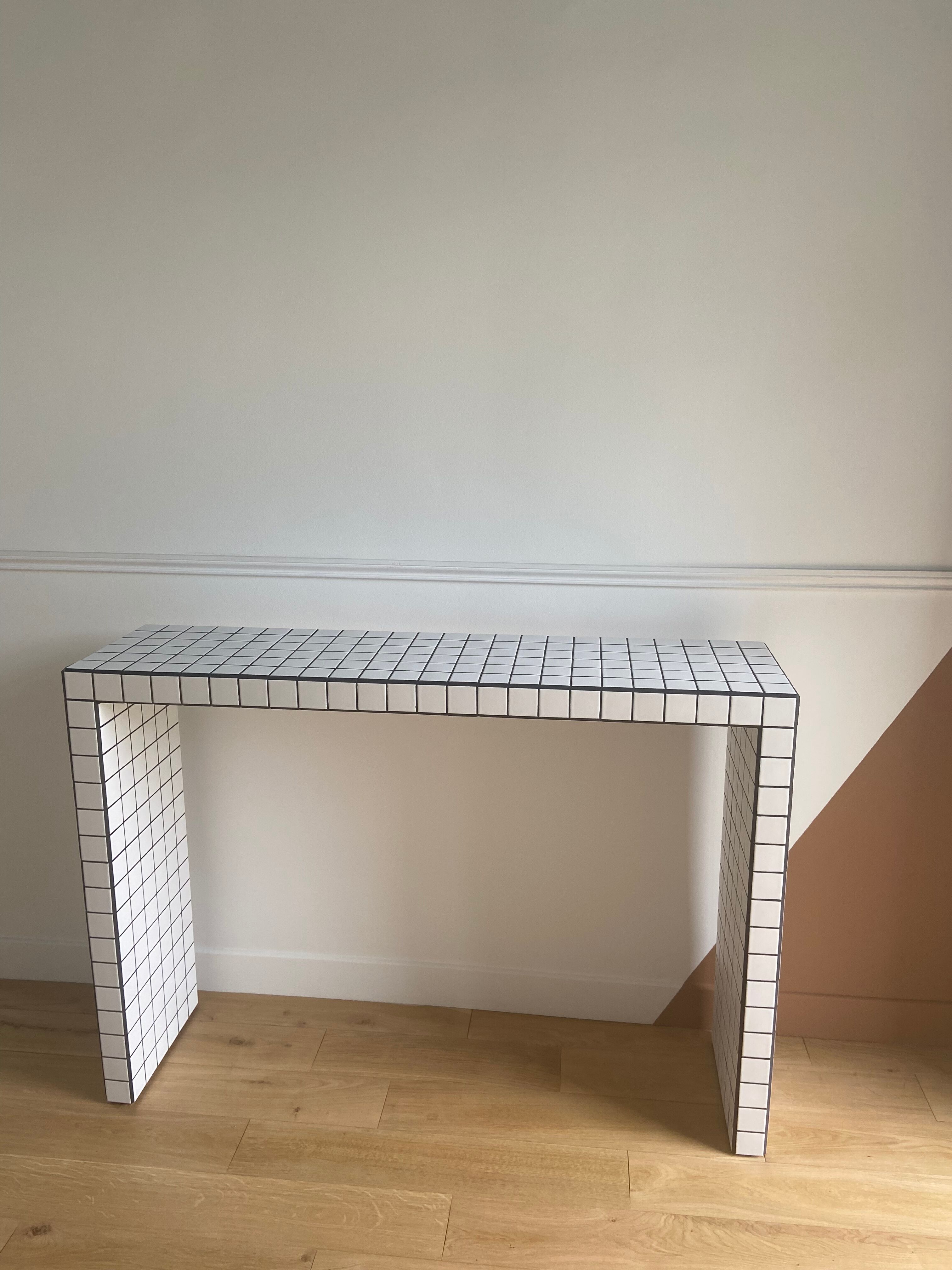 Console tiles mosaic white and black