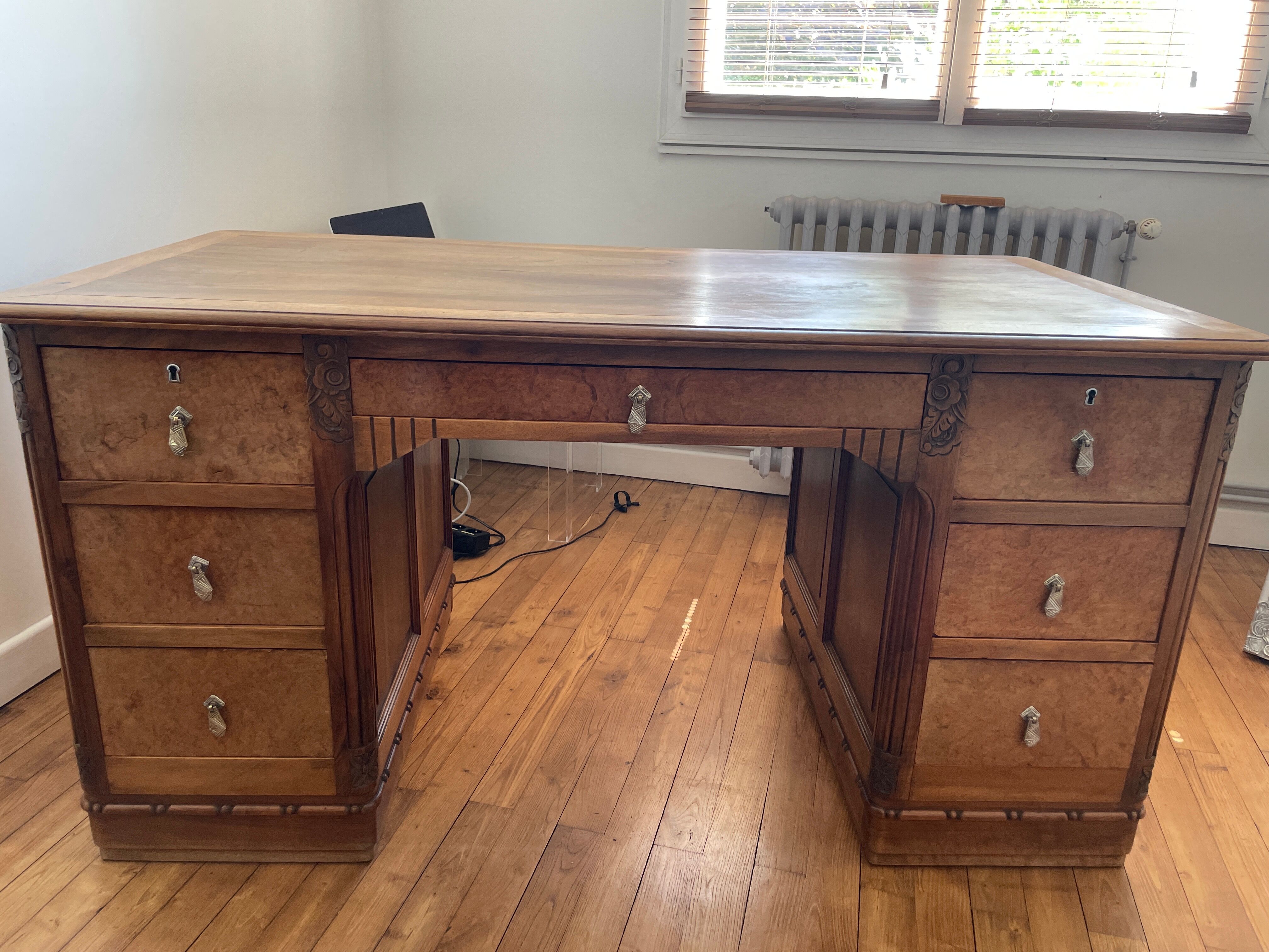 Bureau massif en noyer époque art deco
