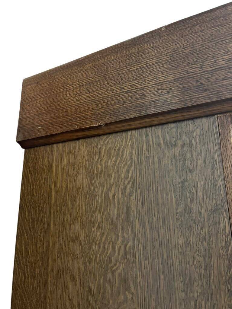 Vitrine vintage robuste en bois / armoire