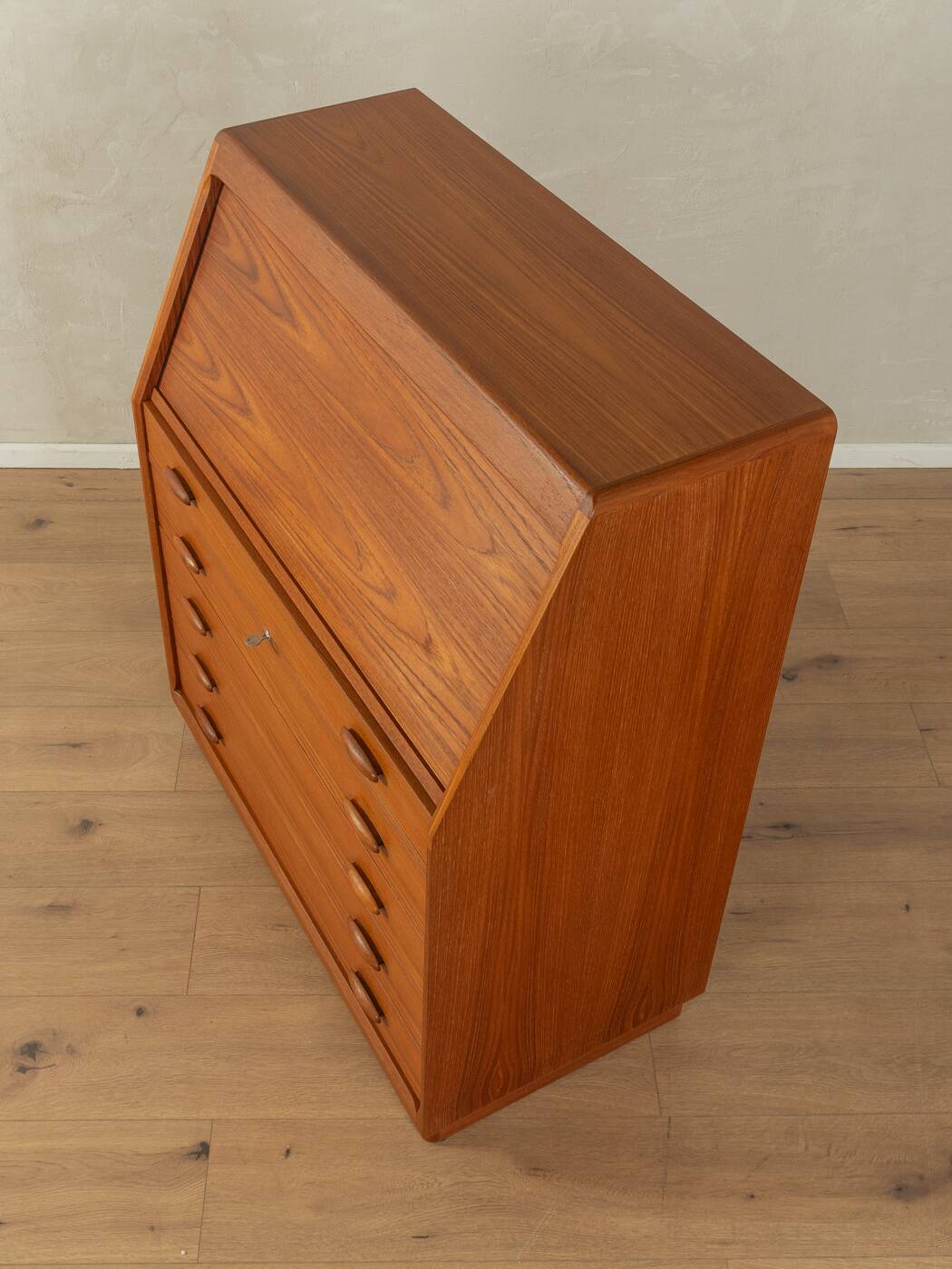 1980s bureau, Dyrlund