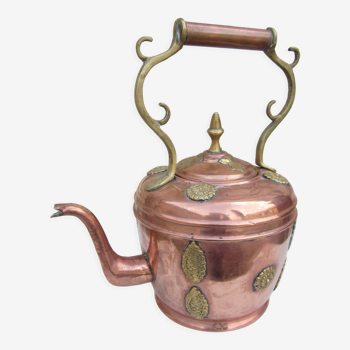 Oriental copper kettle with brass patterns