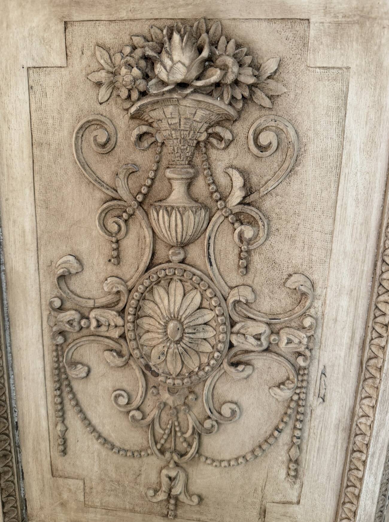 Antique carved wood panelling – Louis XVI style – Floral decoration