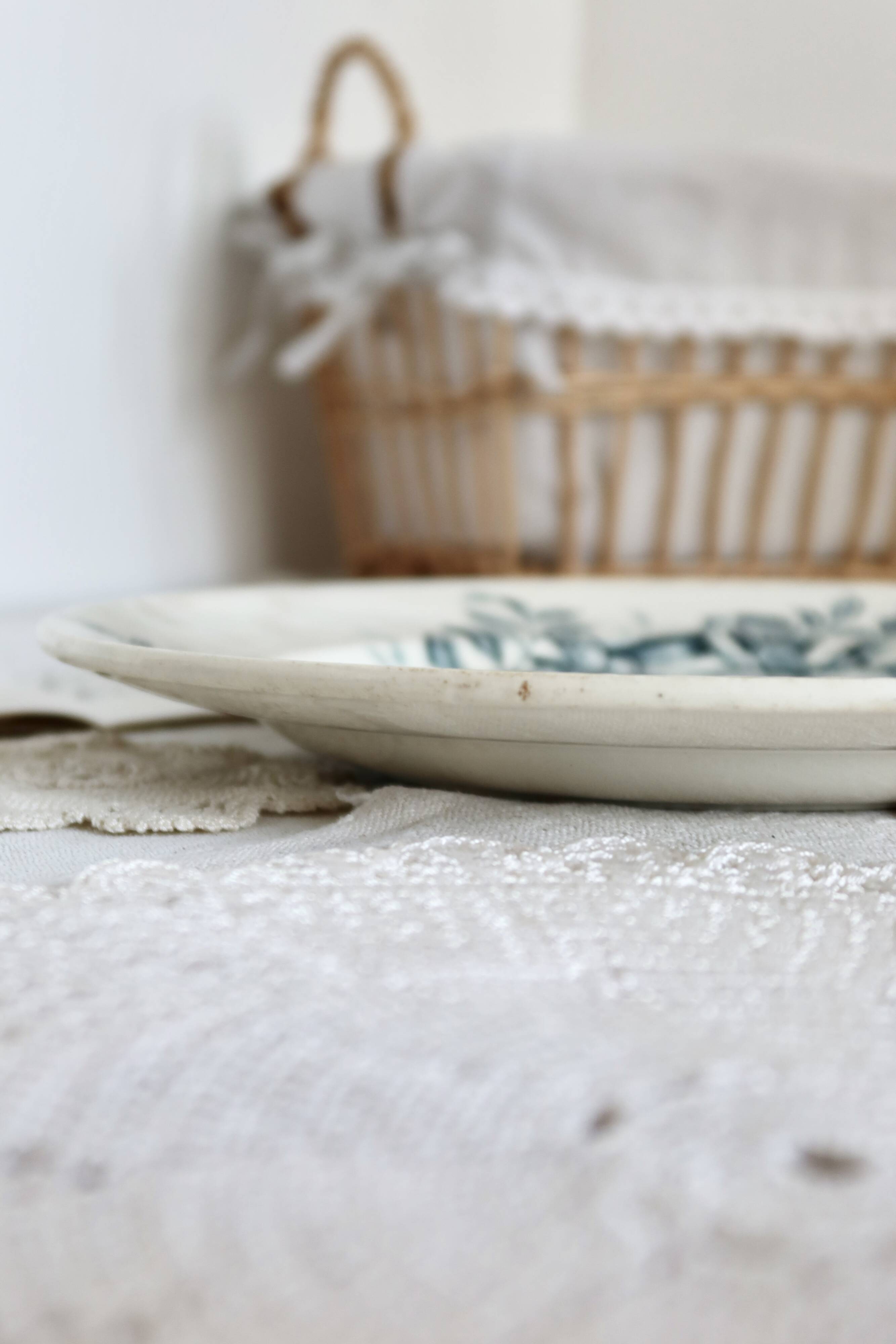 Plat de service rond terre de fer Badonviller modèle Jasmin motif fleuri papillon fin XIXème