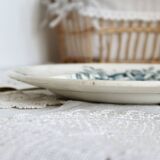 Plat de service rond terre de fer Badonviller modèle Jasmin motif fleuri papillon fin XIXème