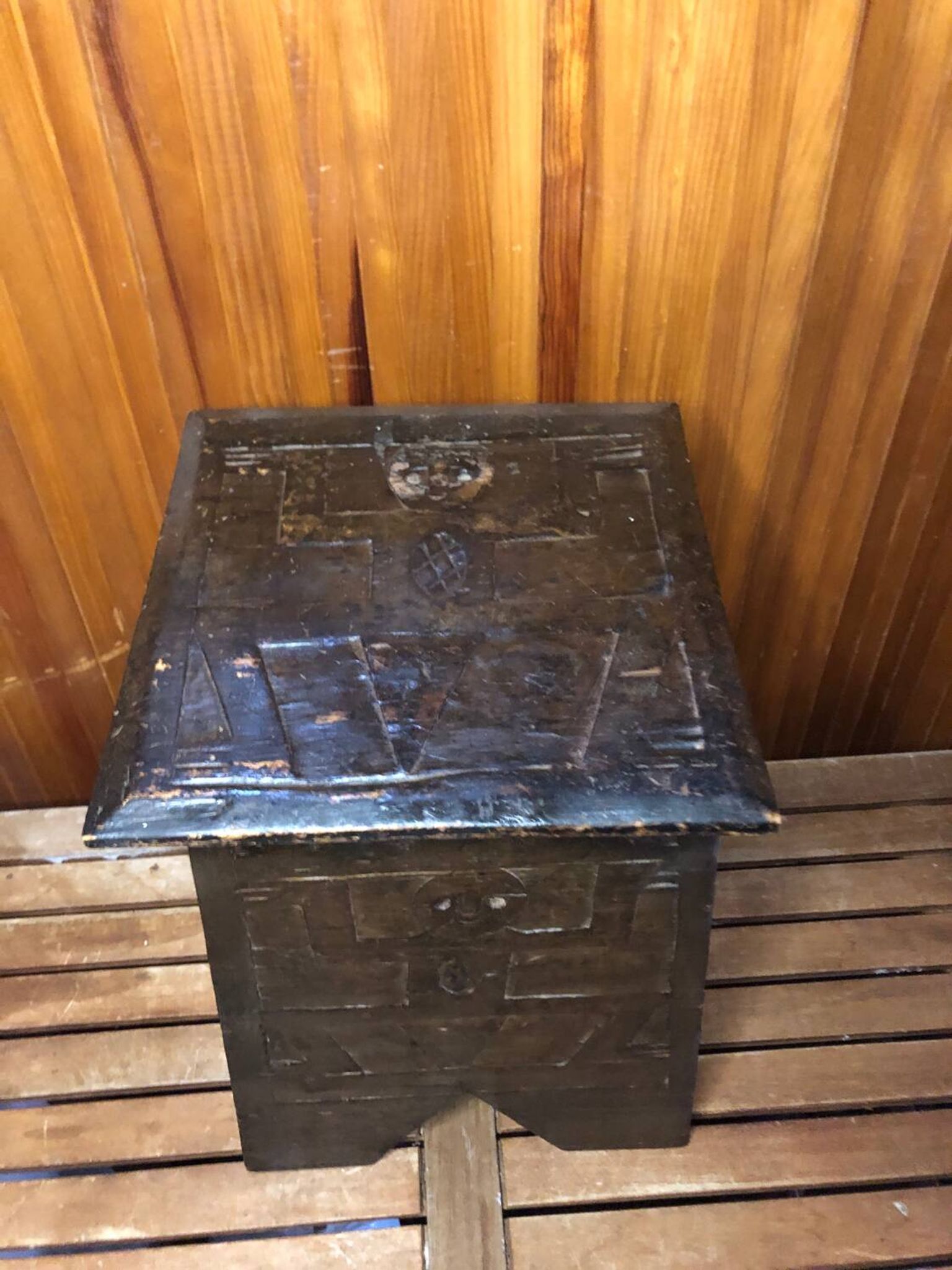 Ancien tabouret avec coffre bois sculpté vintage