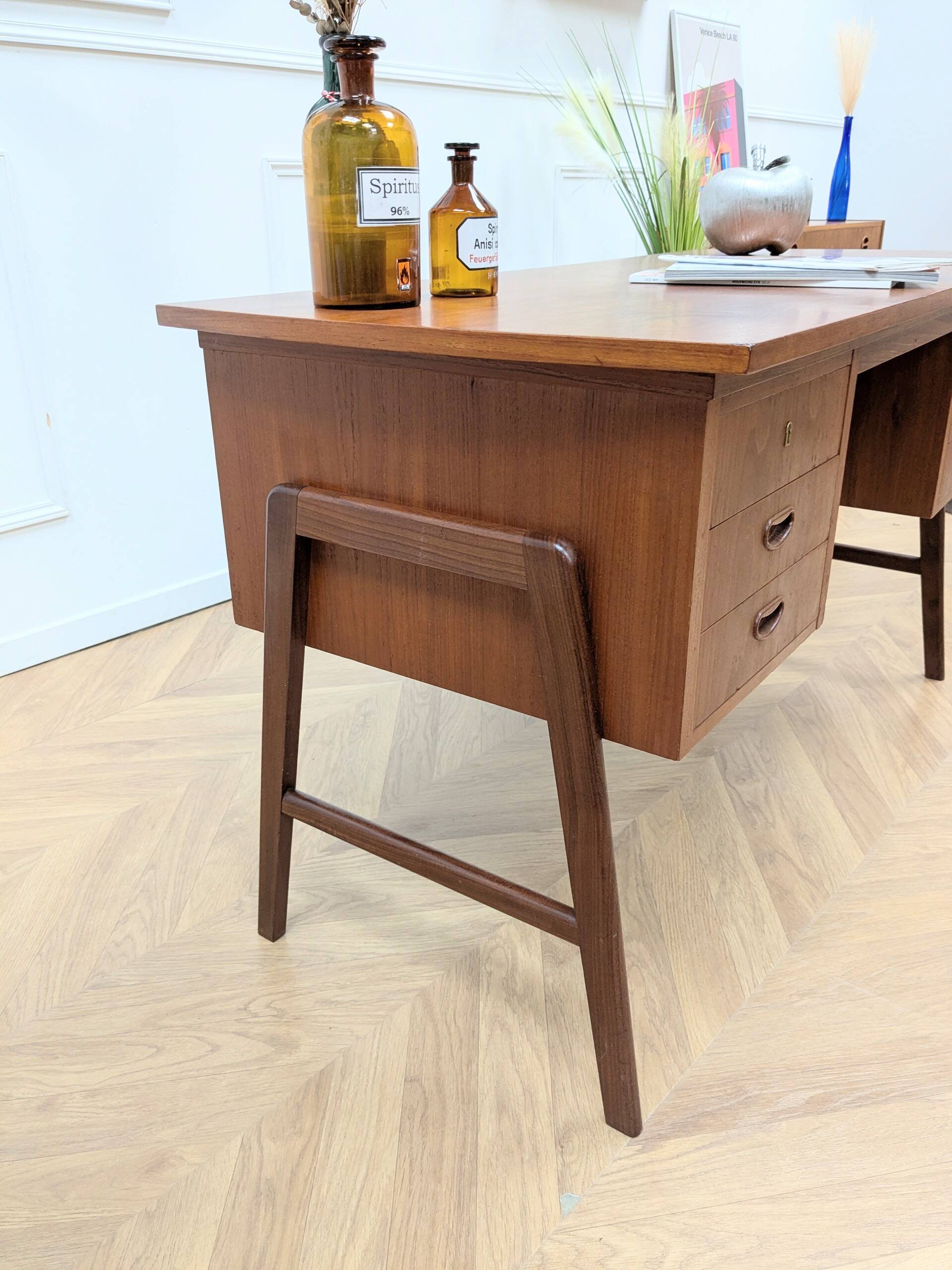 Designer double-sided desk