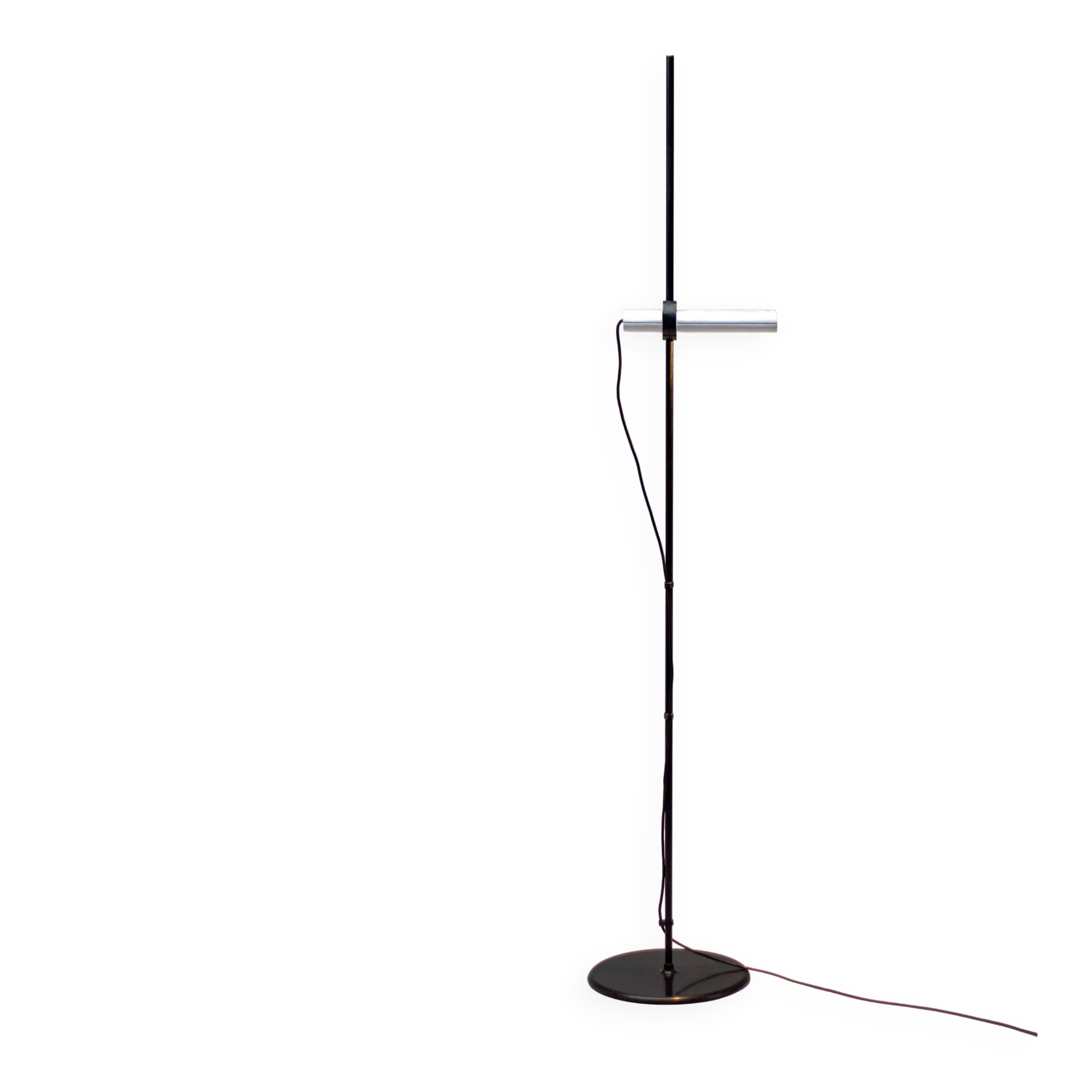 Aton floor lamp by Ernesto Gismondi for Artemide - An icon of Italian design from the 1980s.