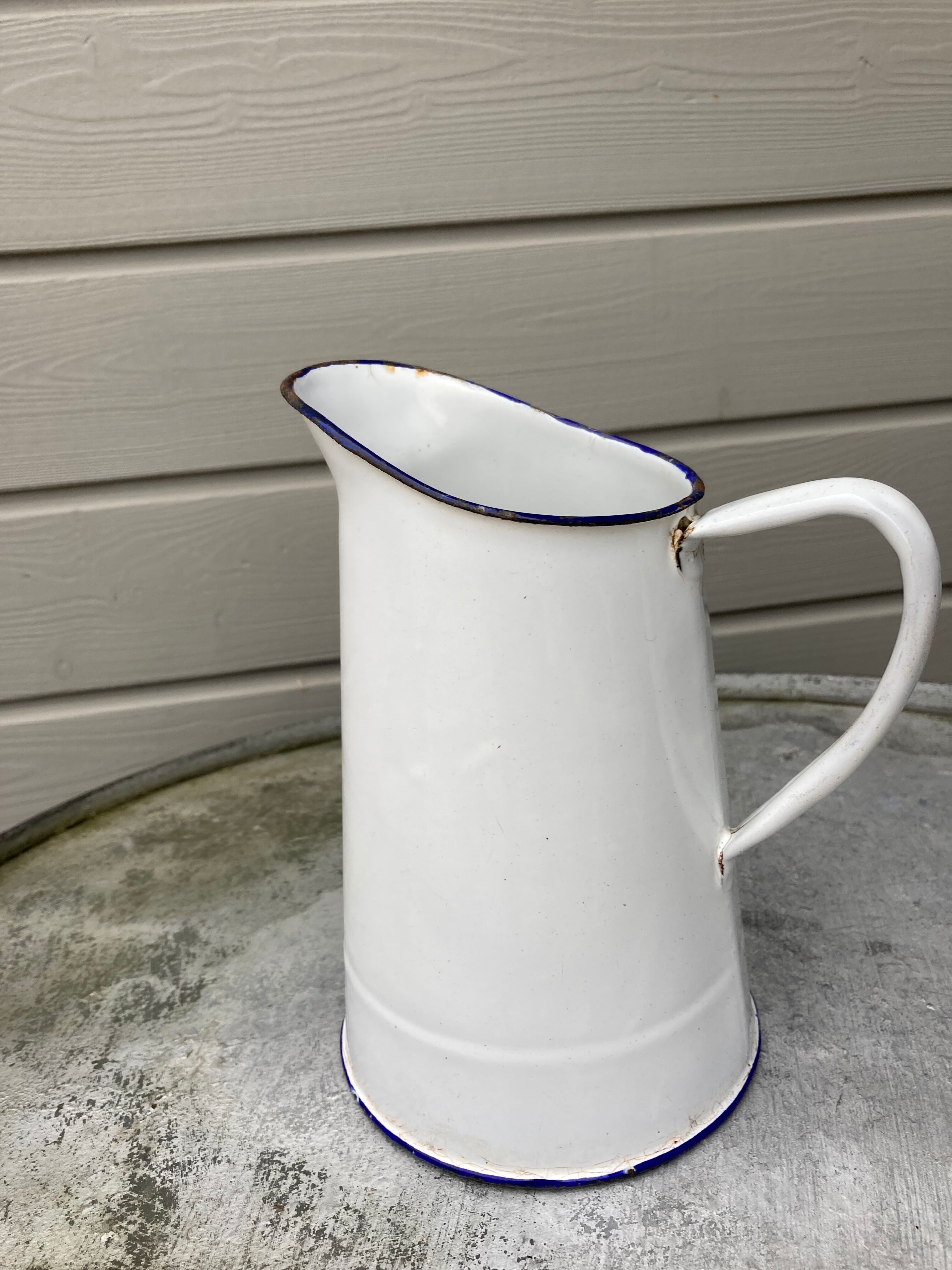 Small white enamelled broc