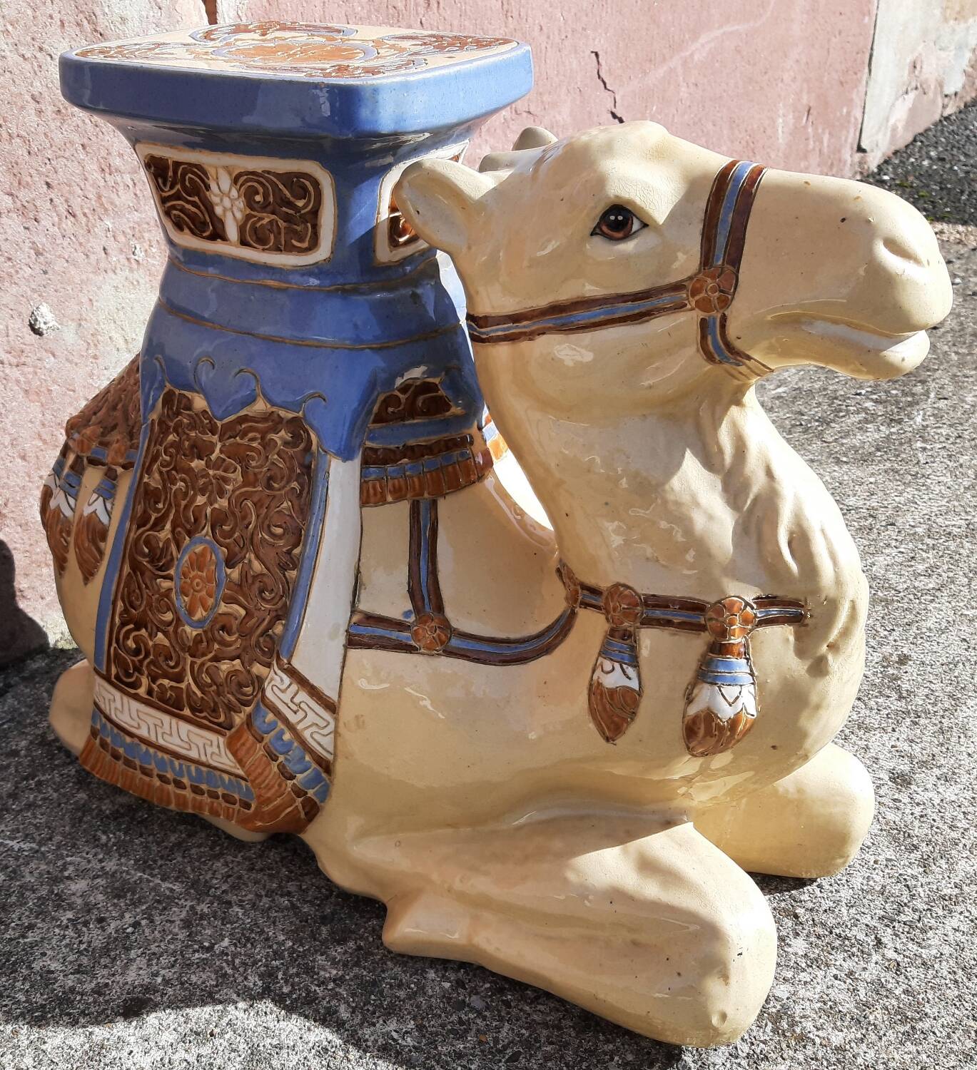 Camel side table in ceramic