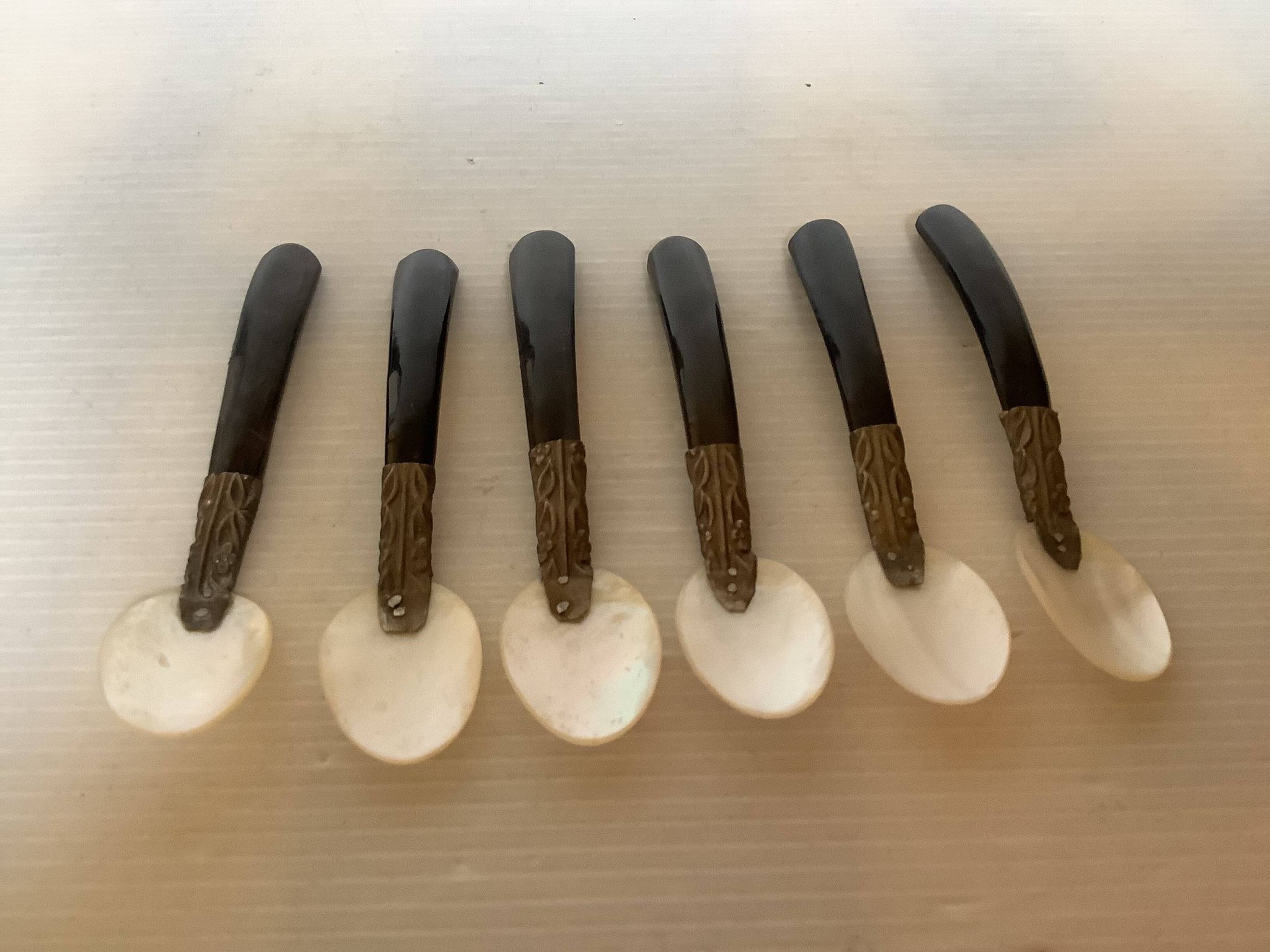 Six cuillères à caviar en nacre anciennes
