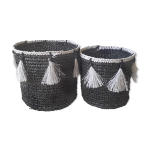Paniers en raphia gris à pompons