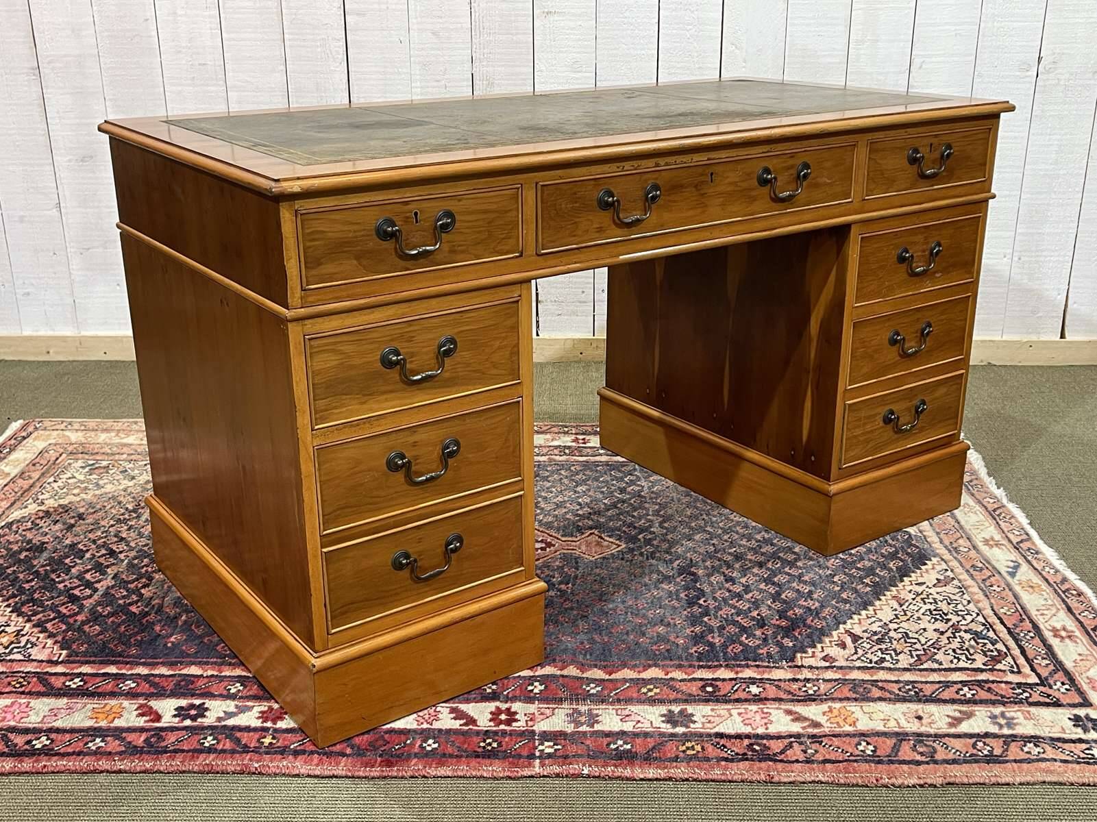 Bureau plat à caissons anglais des années 1950 en if