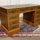 Bureau plat à caissons anglais des années 1950 en if