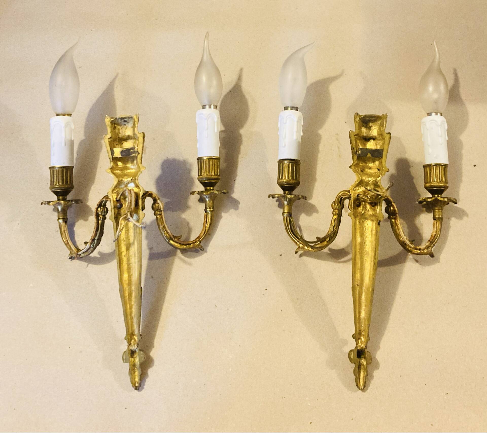 Louis XVI bronze wall sconces from the 19th century with quiver decorations.