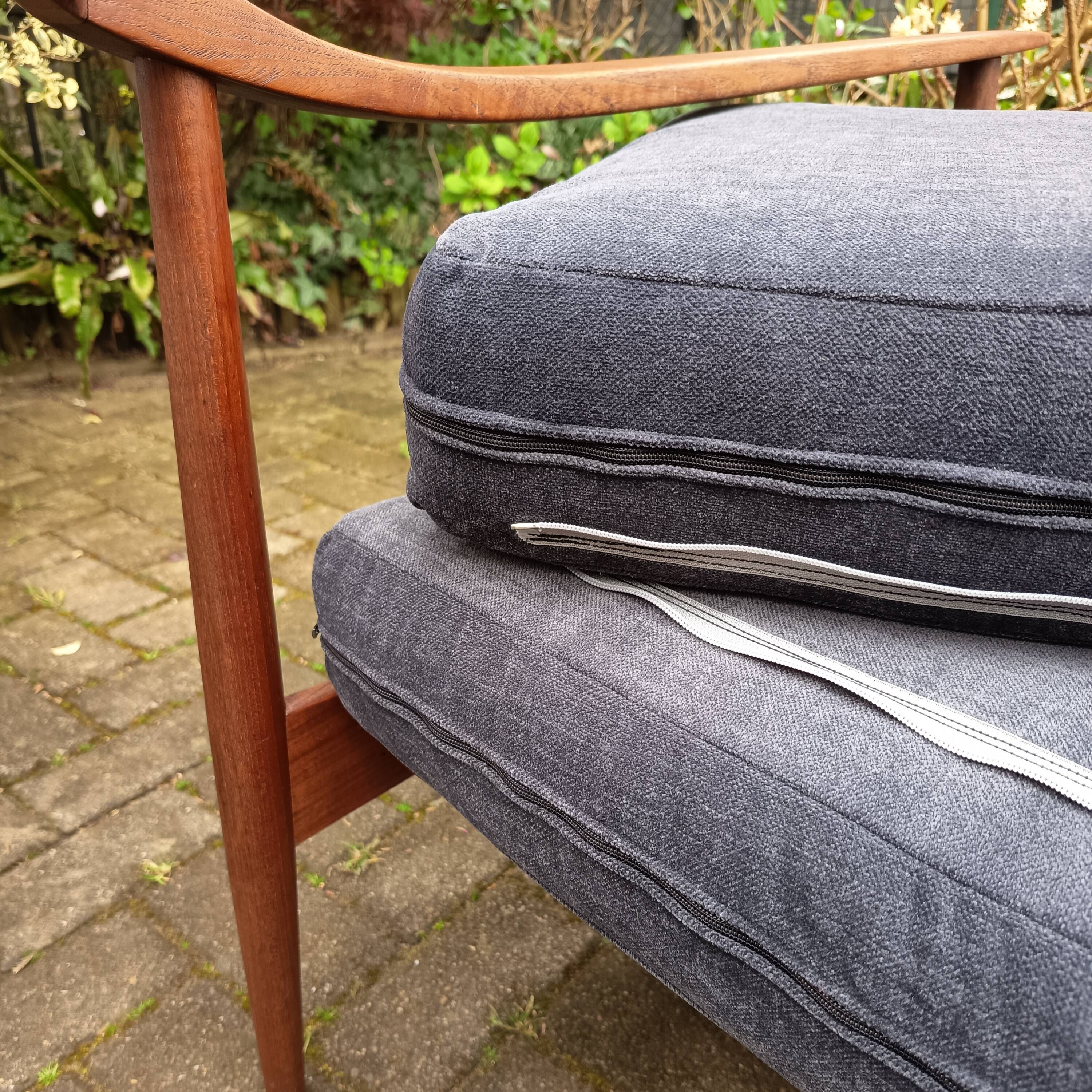 Pair of Knoll Antimott armchairs, 1960