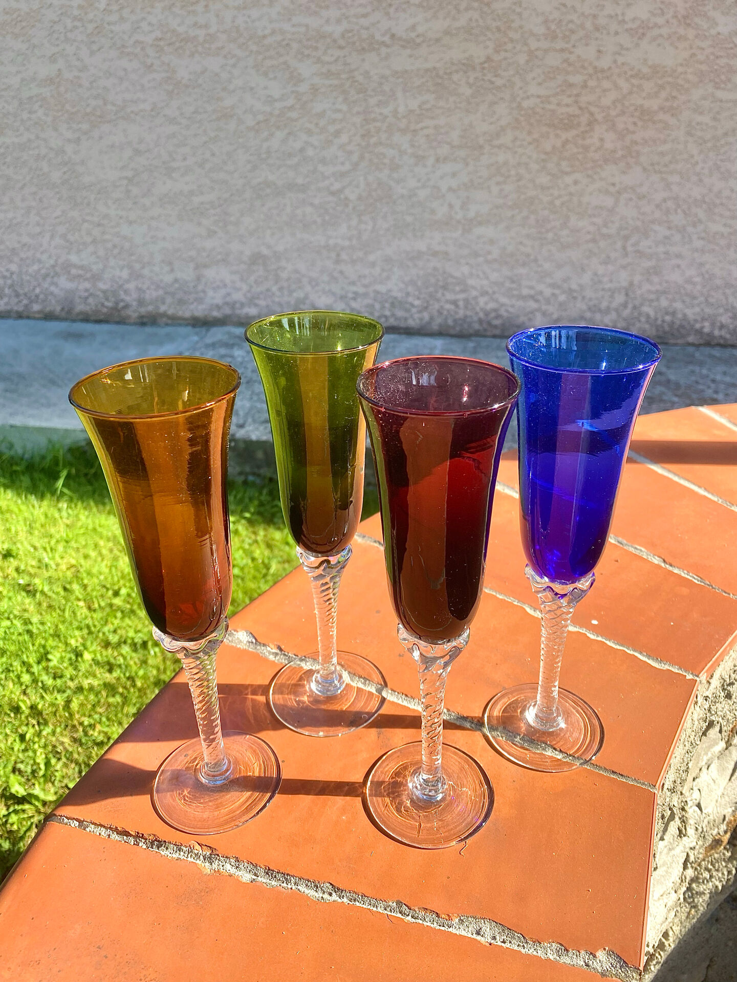 Flûtes à champagne en verre soufflé coloré