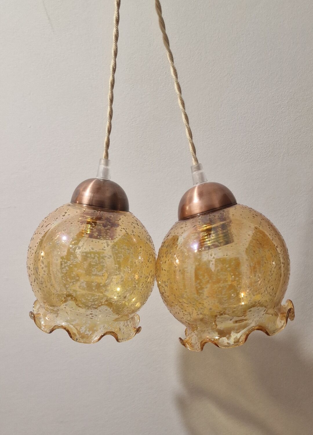 2 iridescent amber luminaires in suspensions