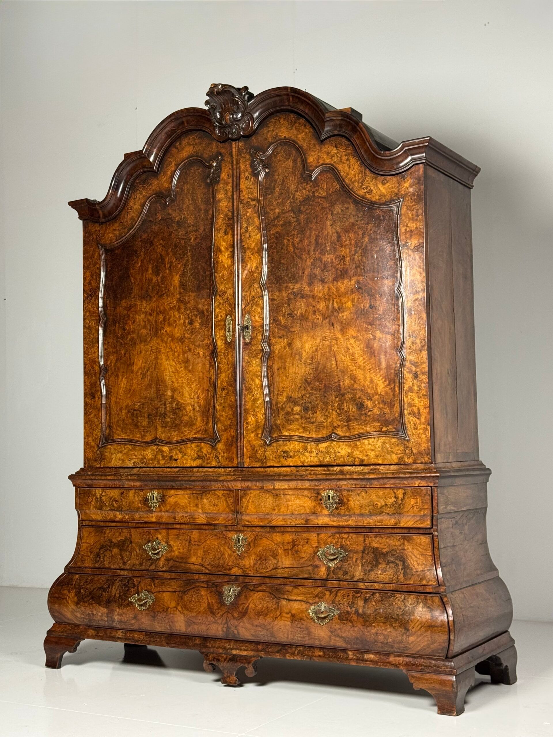 Dutch burr walnut cabinet ca. 1740