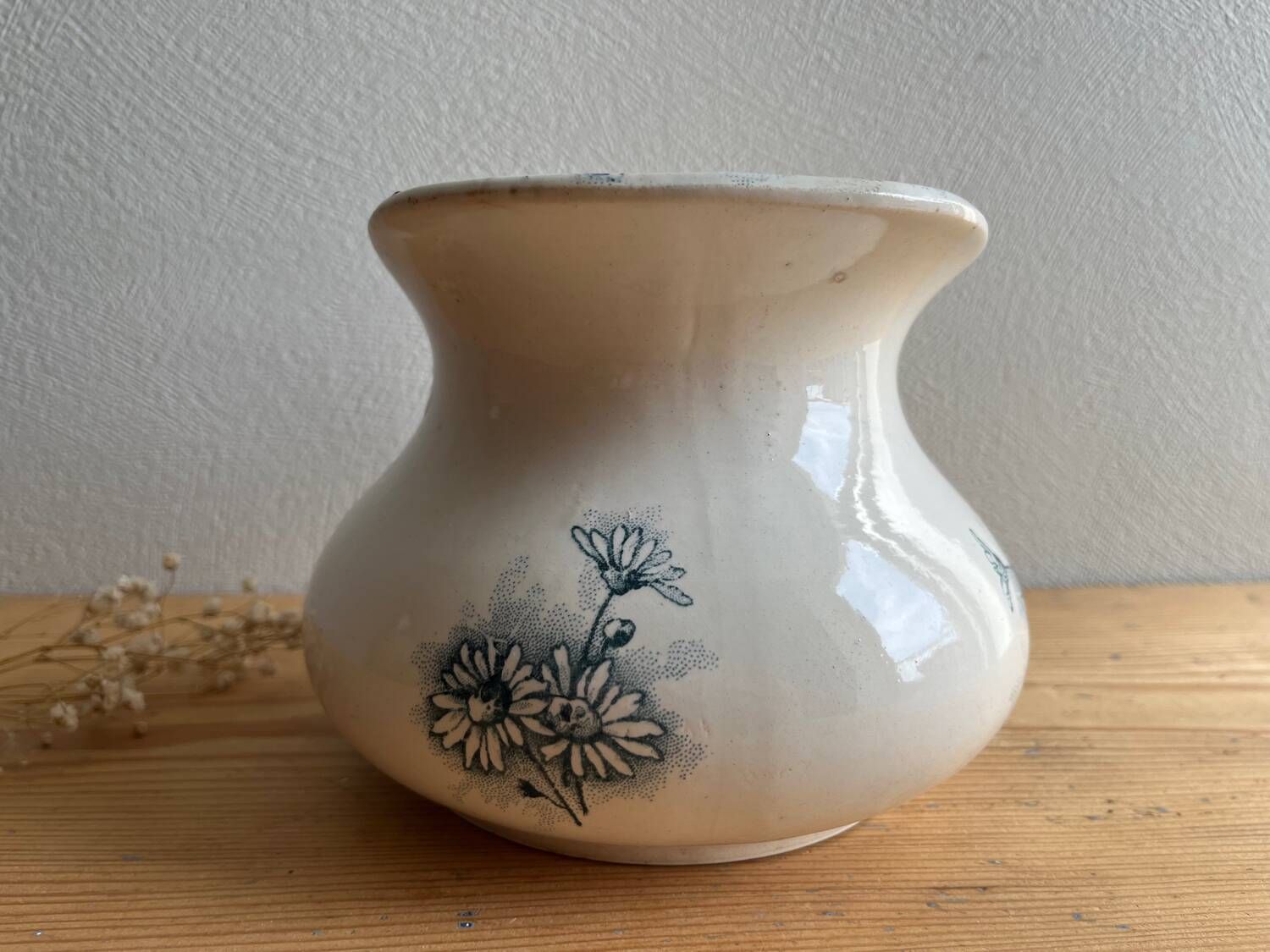Old jug / pitcher with Daisy pattern from La Faïencerie Nouvelle in Givors.