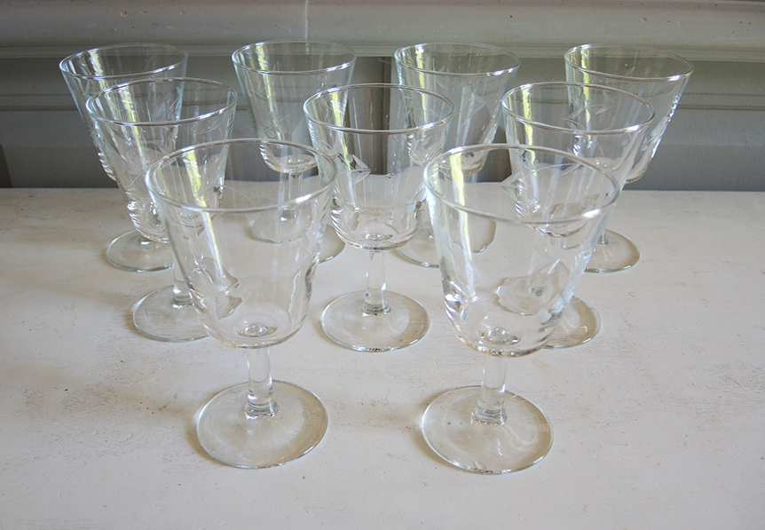 Service of 33 glasses on foot and carafe