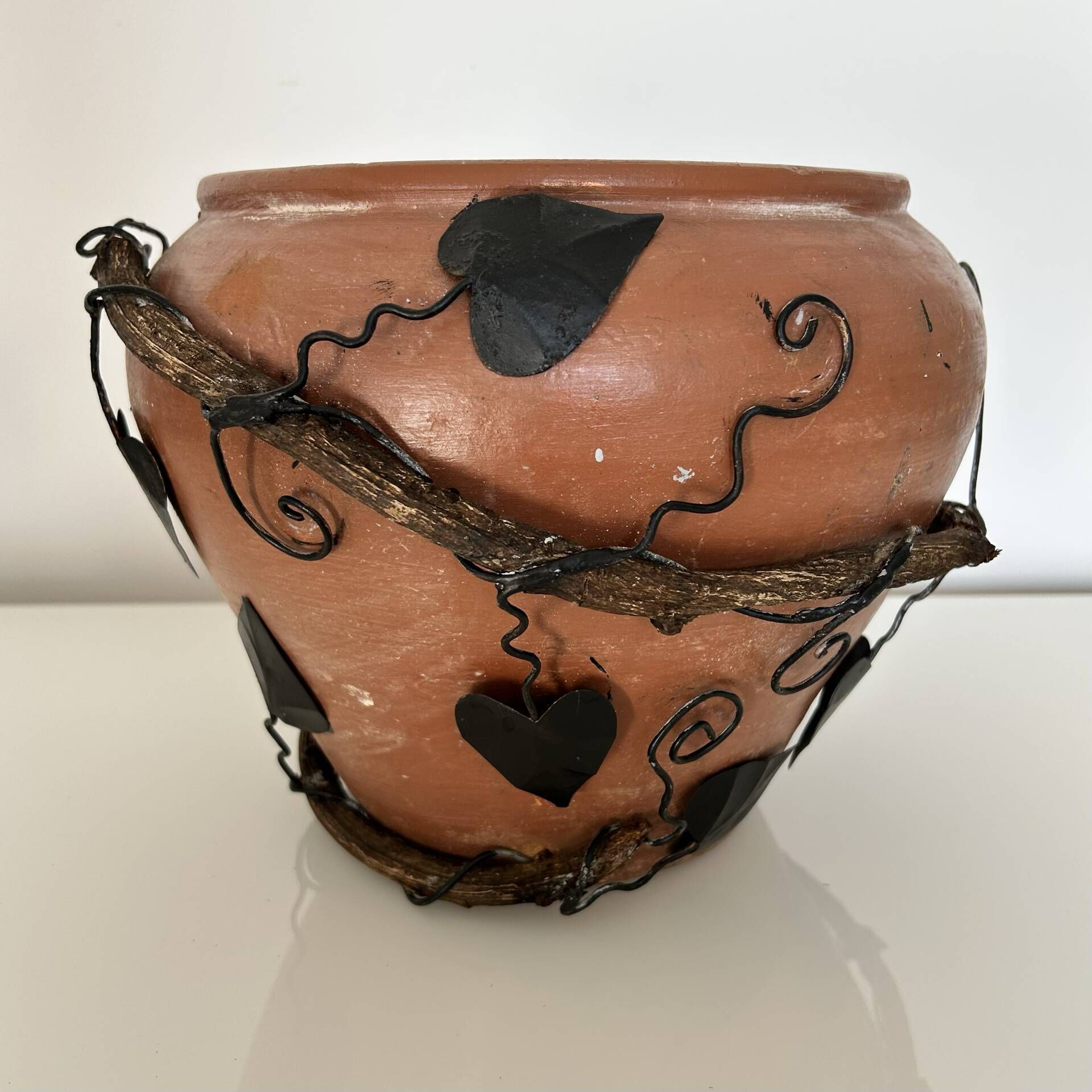 Decorative pot holder in wrought iron and wood