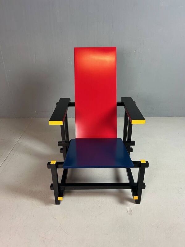 Chaise rouge et bleue de Gerrit Rietveld par Cassina