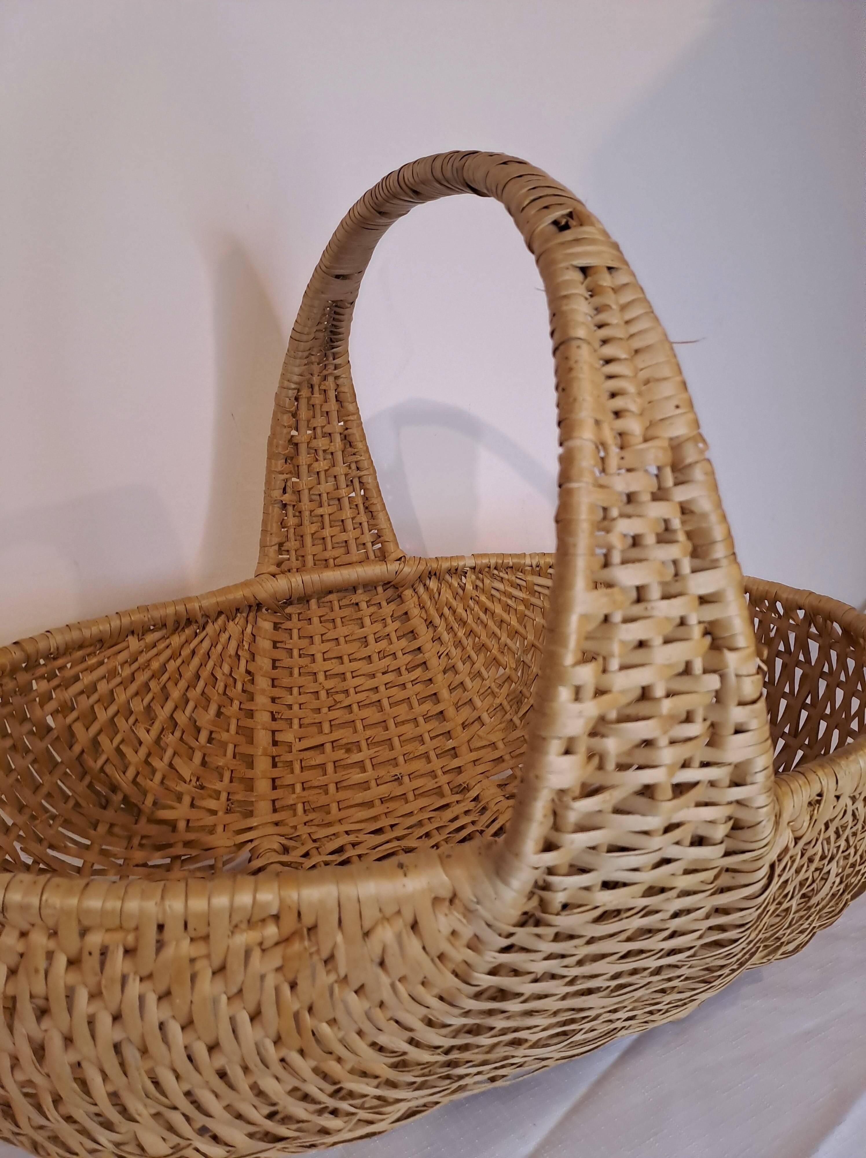 Large vintage light wicker basket – Integrated central handle