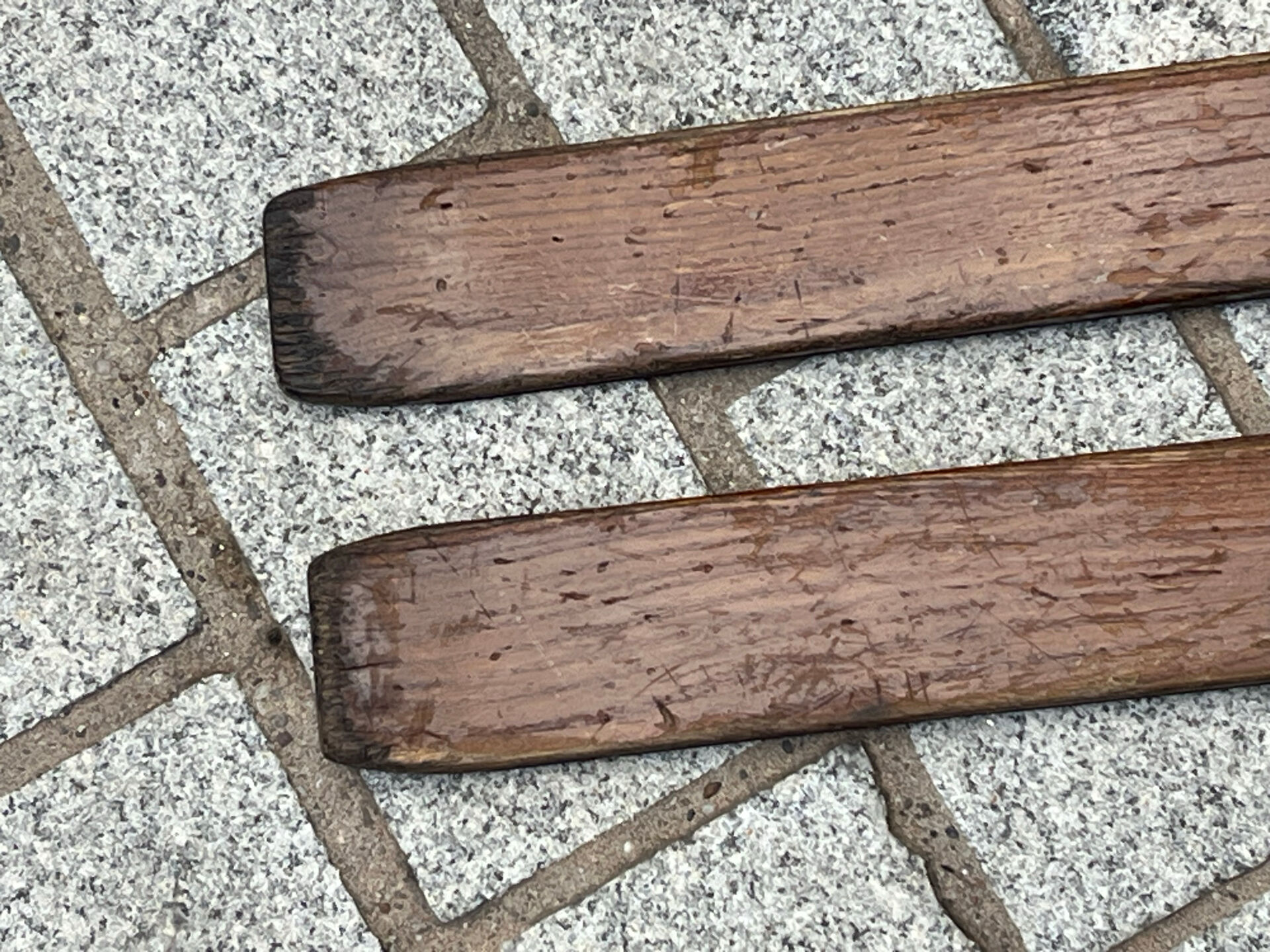 Paire de skis vintage en bois L=203 cm