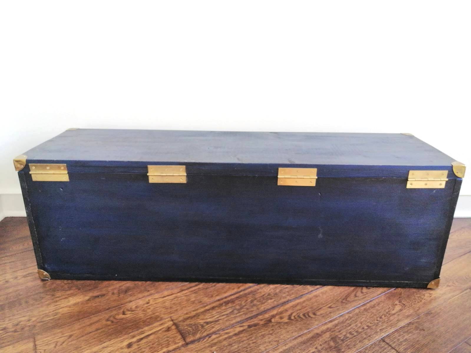 Coffre malle - banc en bois massif bleu Majorelle & laiton doré
