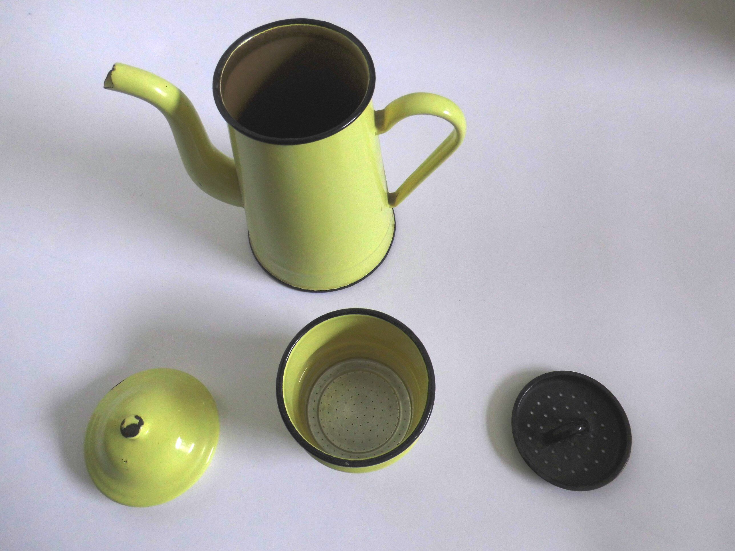 Cafetière ancienne émail jaune poussin