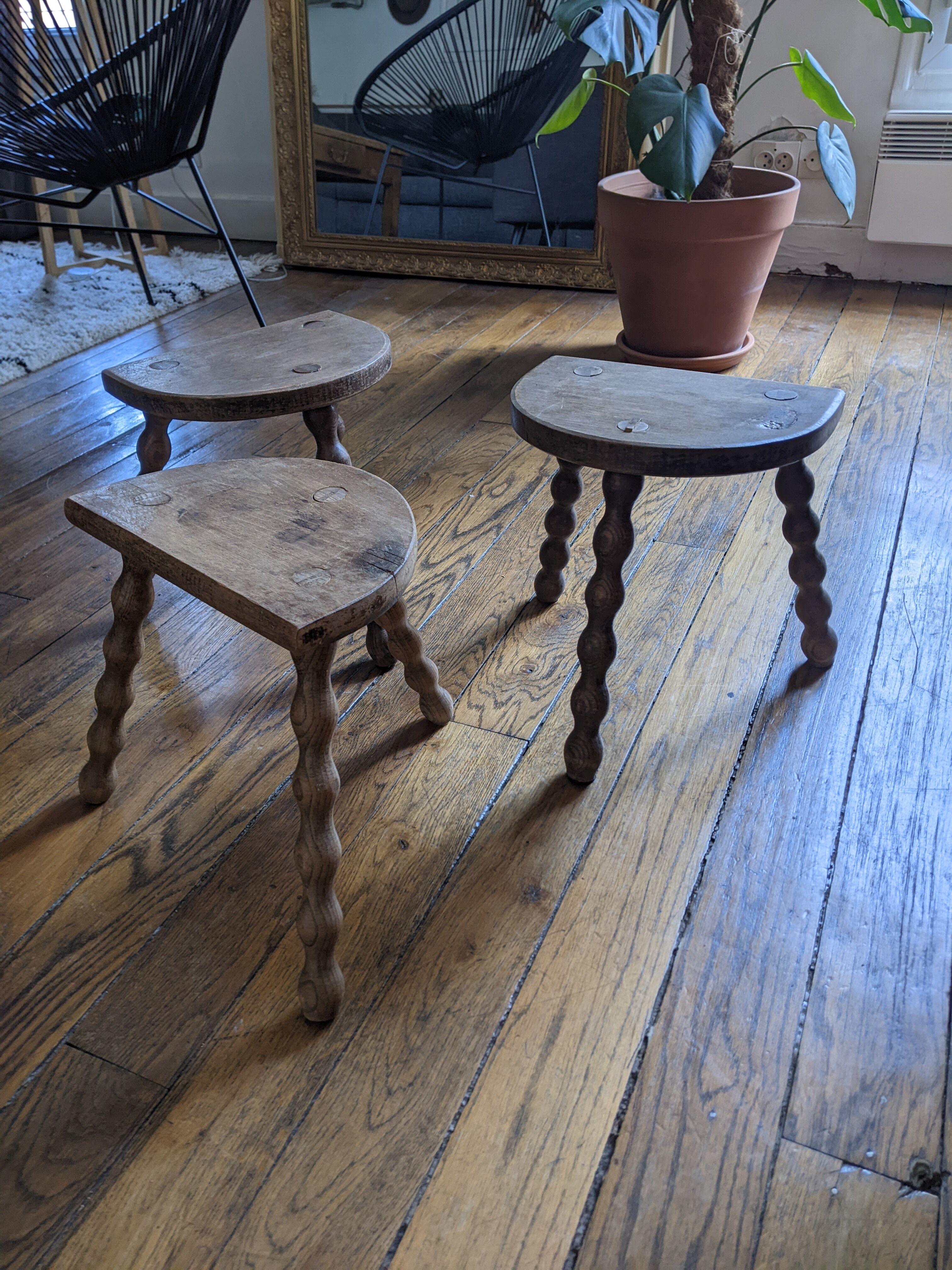 Lot de 3 tabourets tripodes en bois tourné
