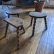 Lot de 3 tabourets tripodes en bois tourné