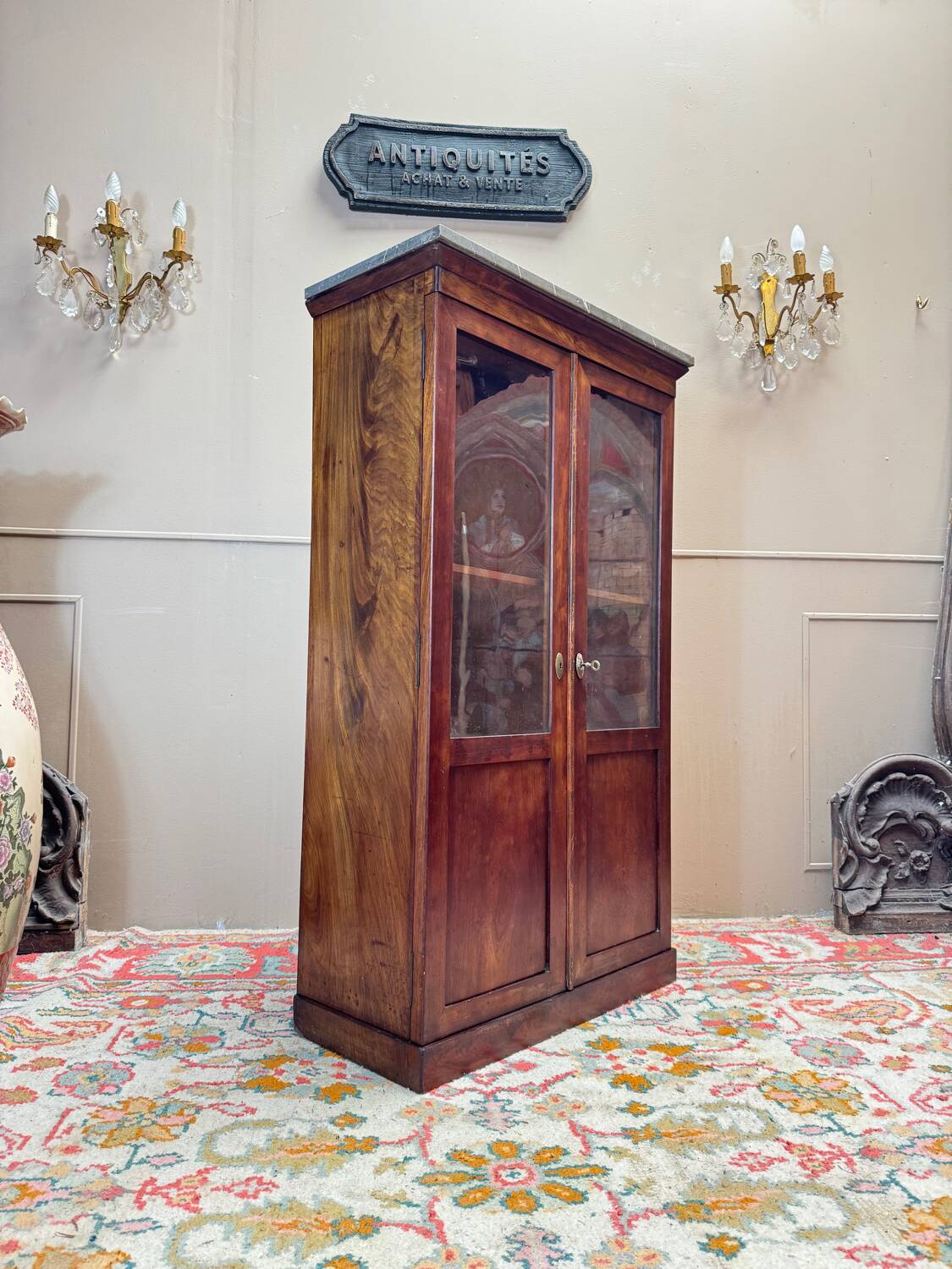 Display cabinet forming a mahogany card index from the restoration period