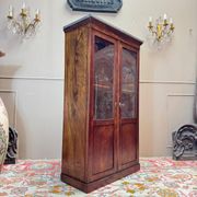 Bibliothèque vitrine formant cartonnier en acajou d’époque restauratio