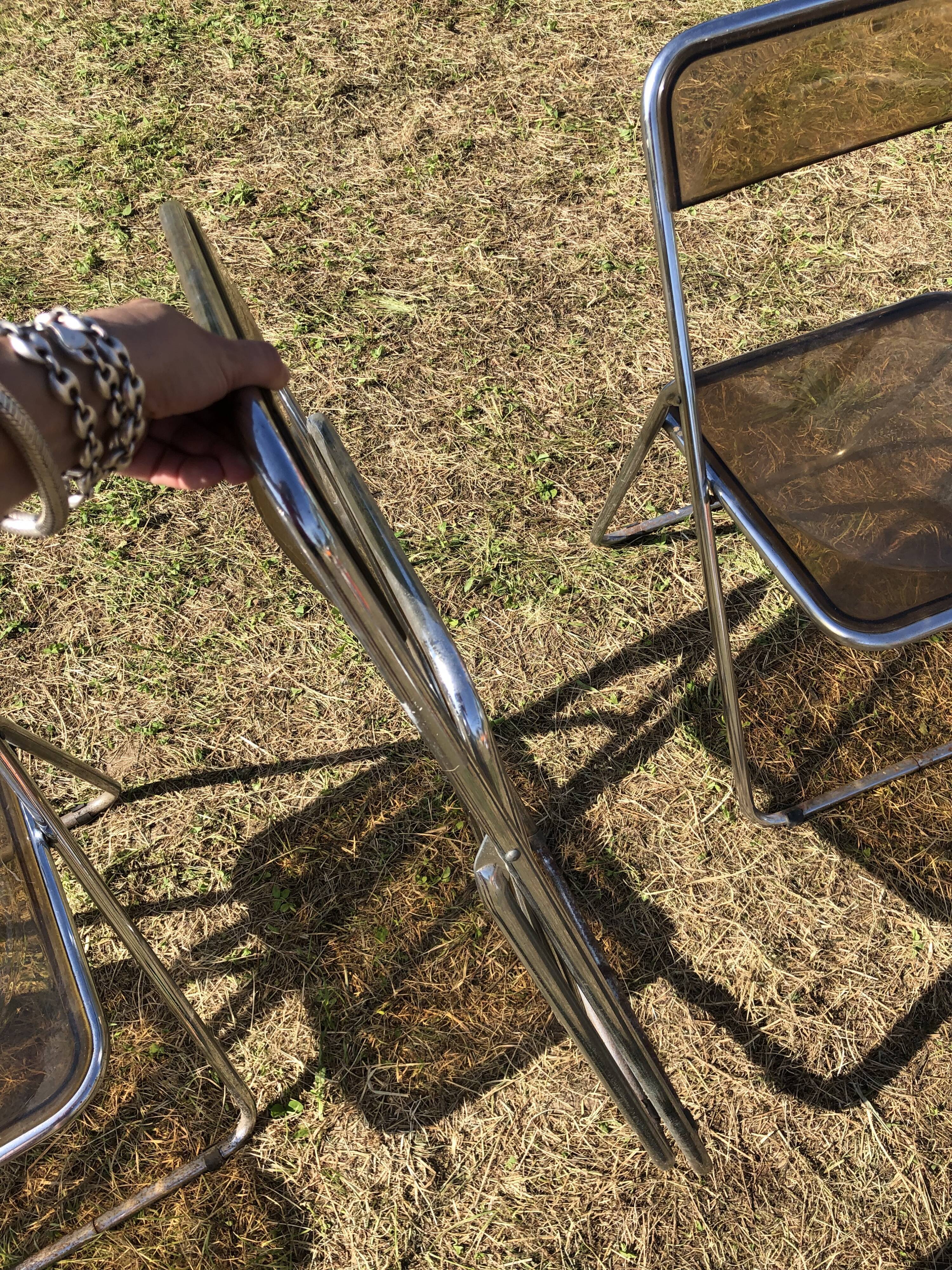 Lot 5 folding chairs in brown plexiglass 70s