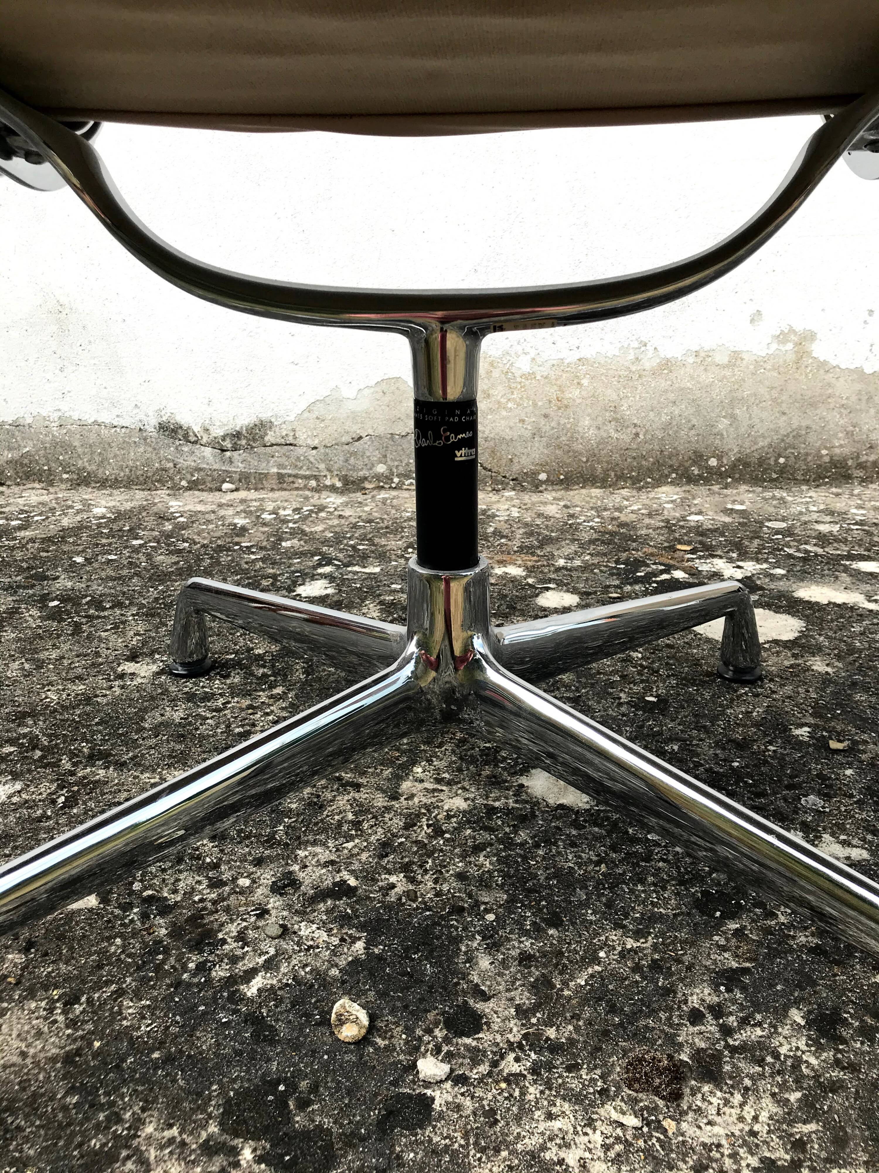 Design Soft Pad EA 208 Charles and Ray Eames office chair for Vitra 60s