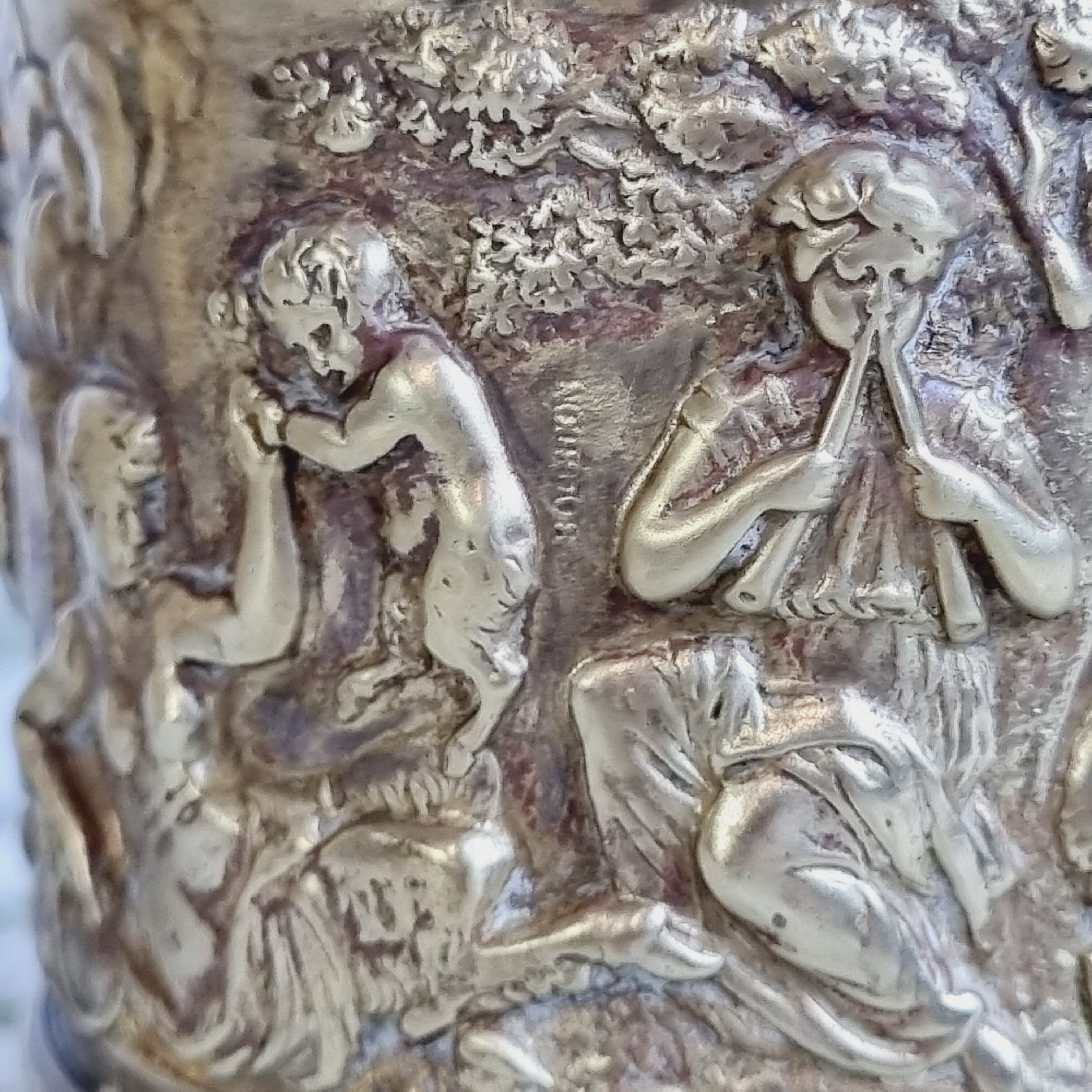 Brass pot repelled Bourdon