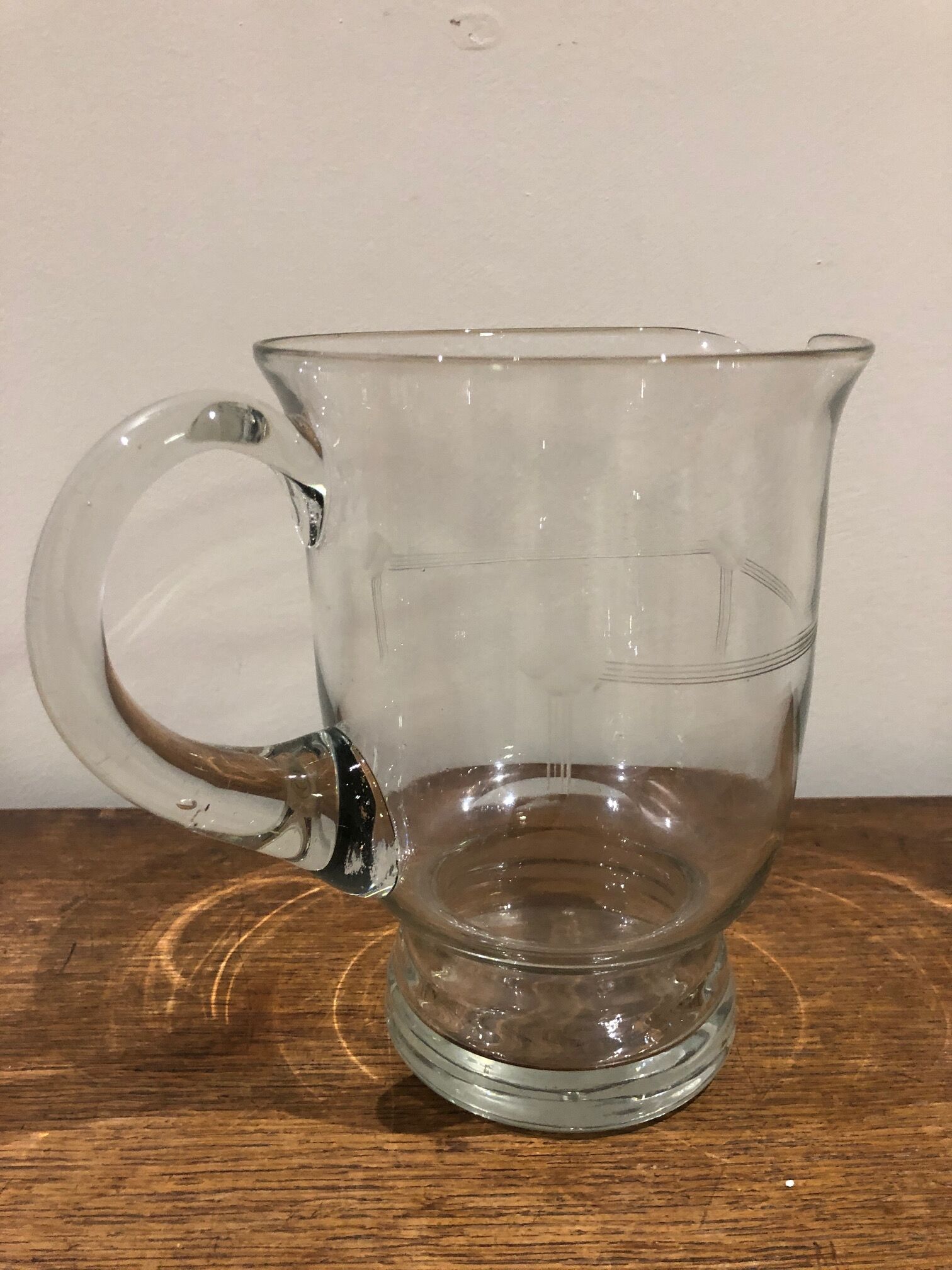 Cruche en verre ciselé années 50