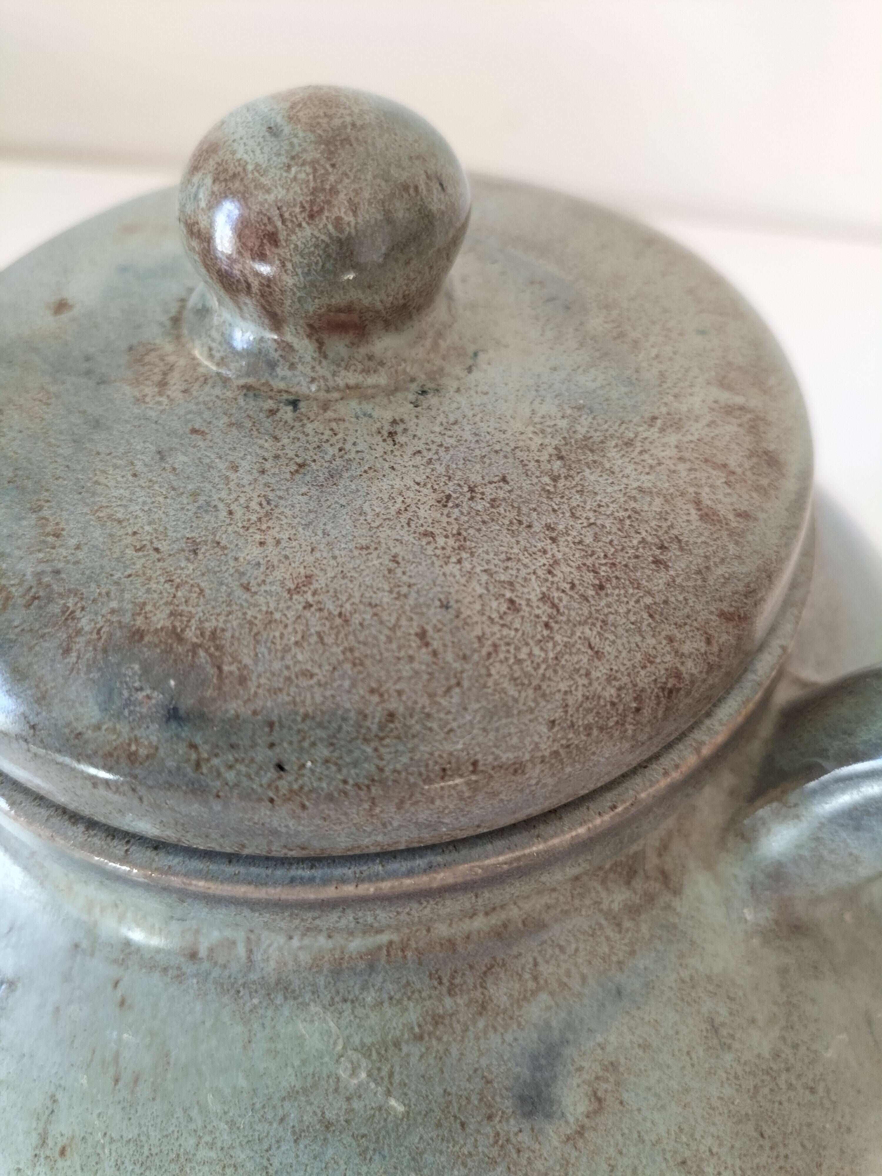 Grande théière artisanale en céramique émaillée vert céladon
