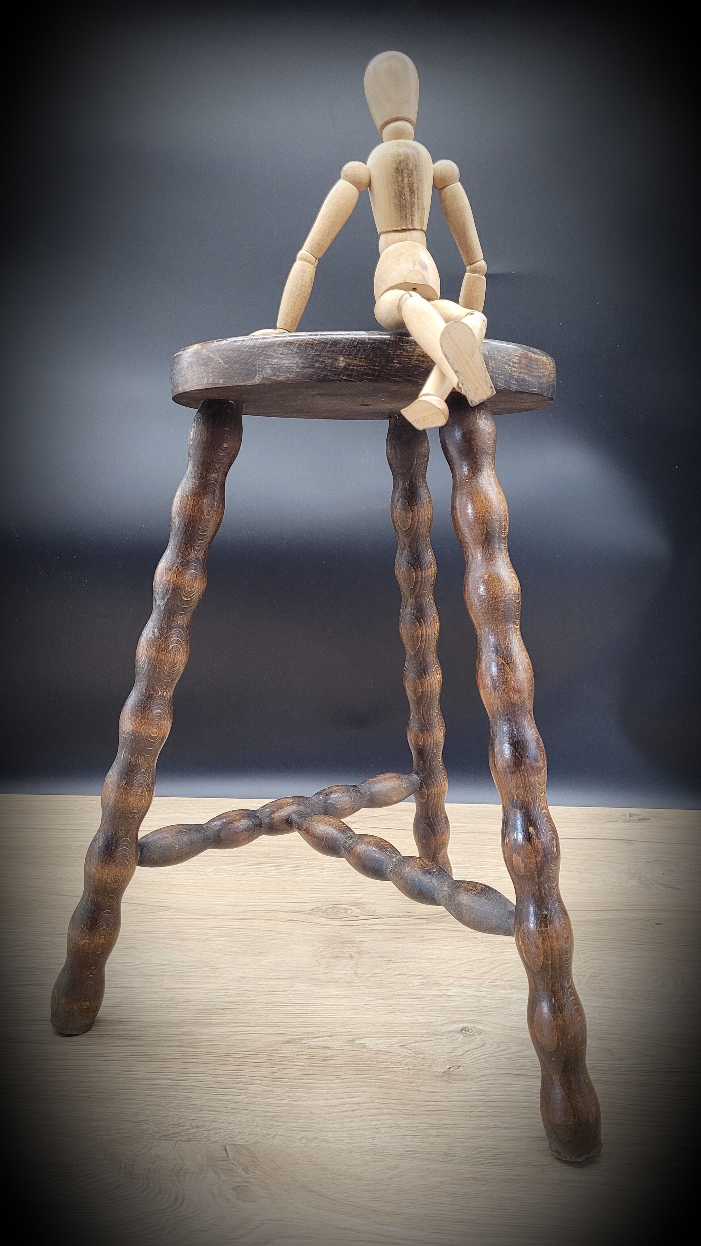 Tripod stool feet ball