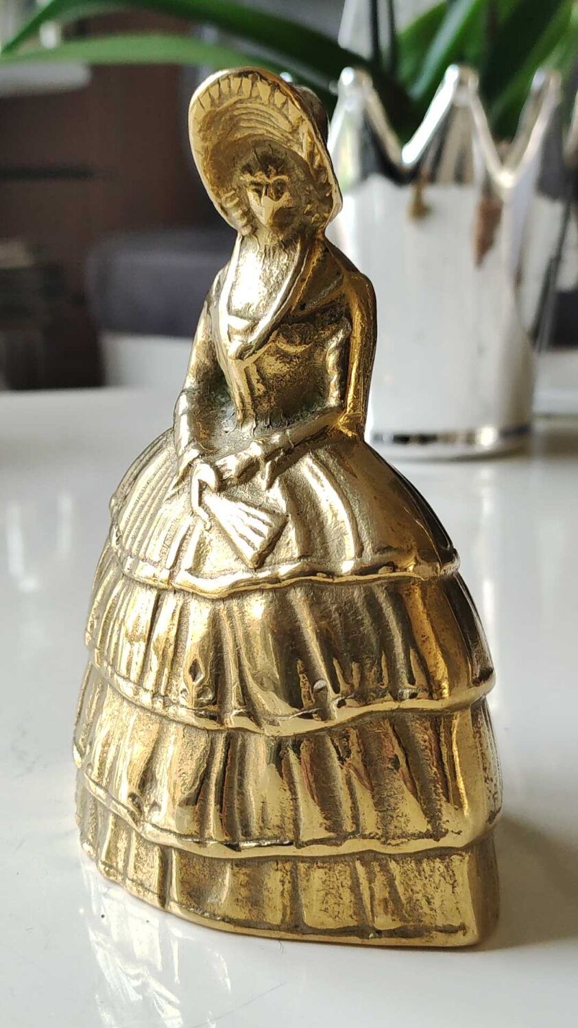 Ancienne cloche de table/ou Décoration en bronze à patine Dorée. Femme victorienne en robe crinoline