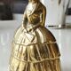 Ancienne cloche de table/ou Décoration en bronze à patine Dorée. Femme victorienne en robe crinoline