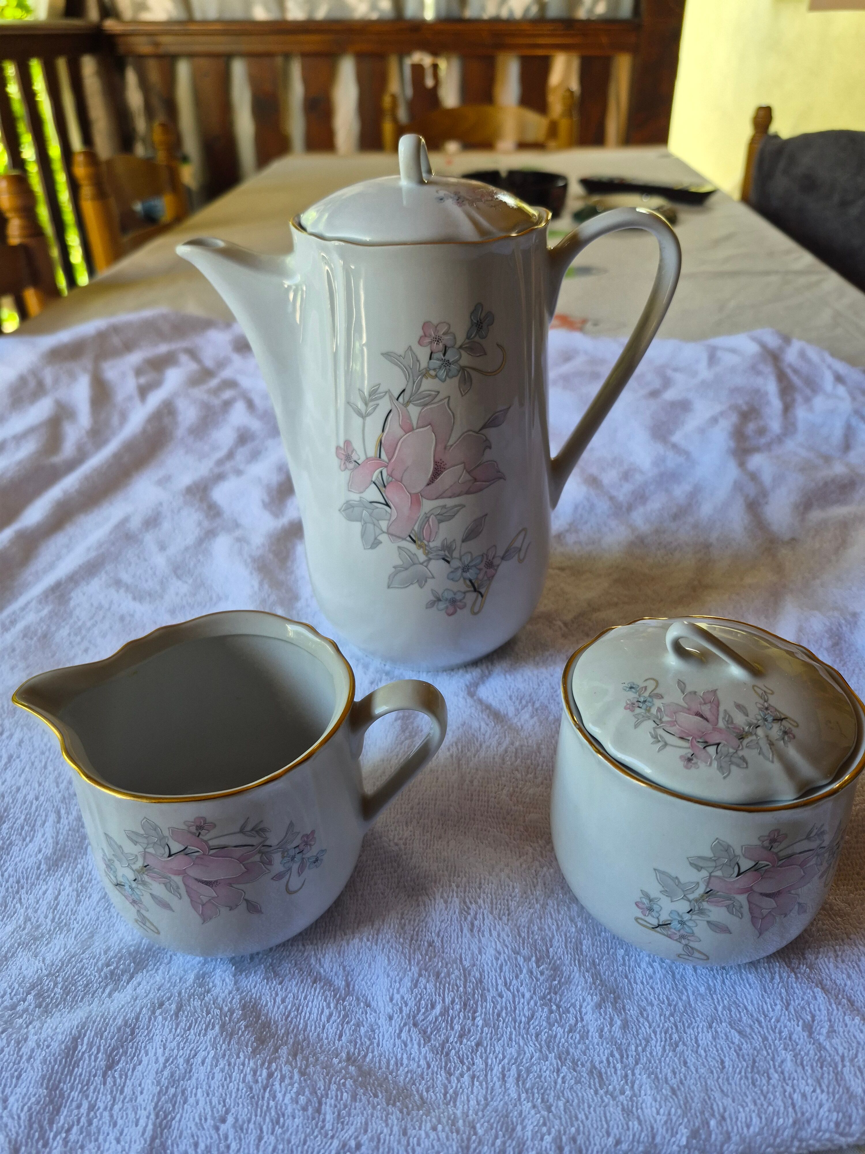 Cafetière, sucrier et pot à lait