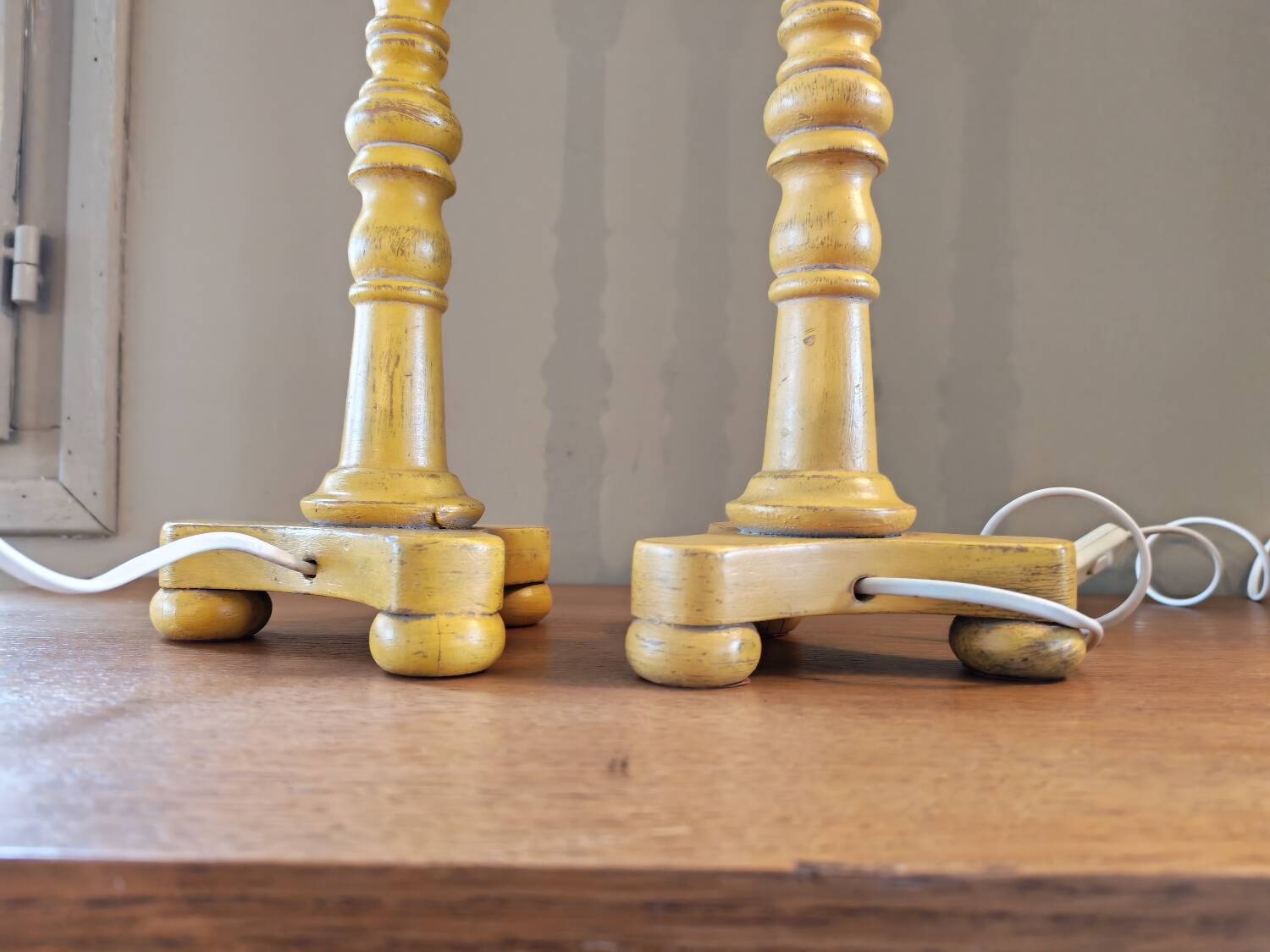 Paire de pieds de lampe bois tourné vintage.