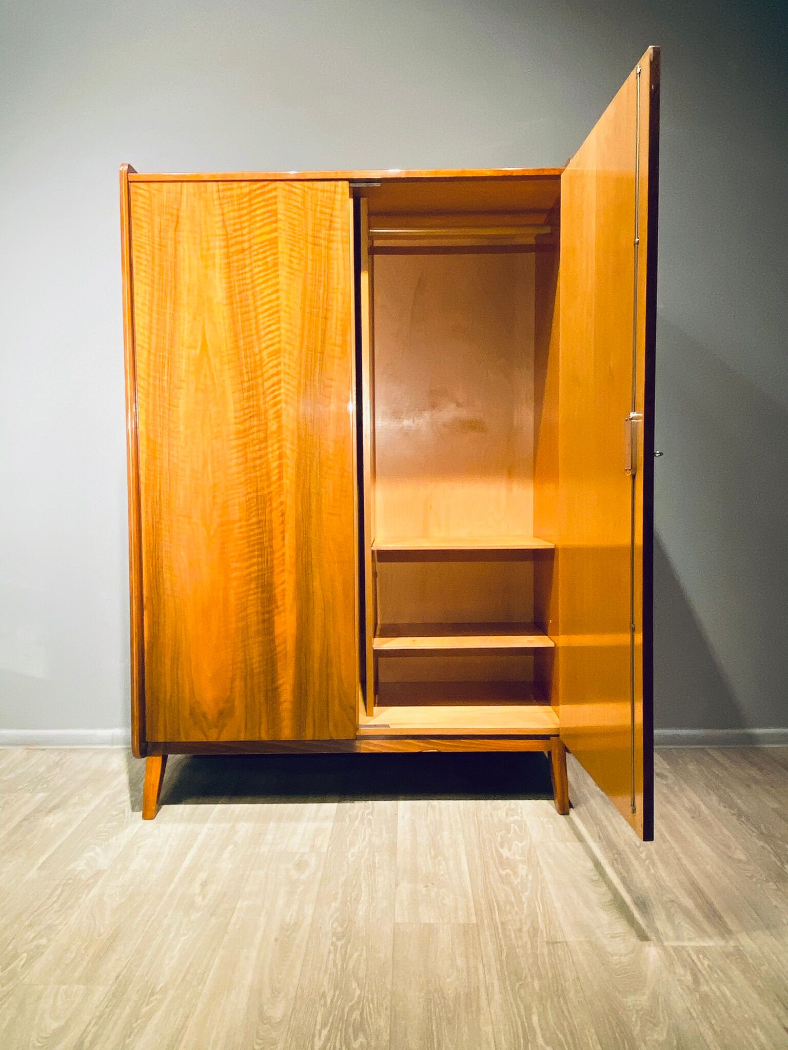 Armoire deux portes Bernie Tatra vintage 60