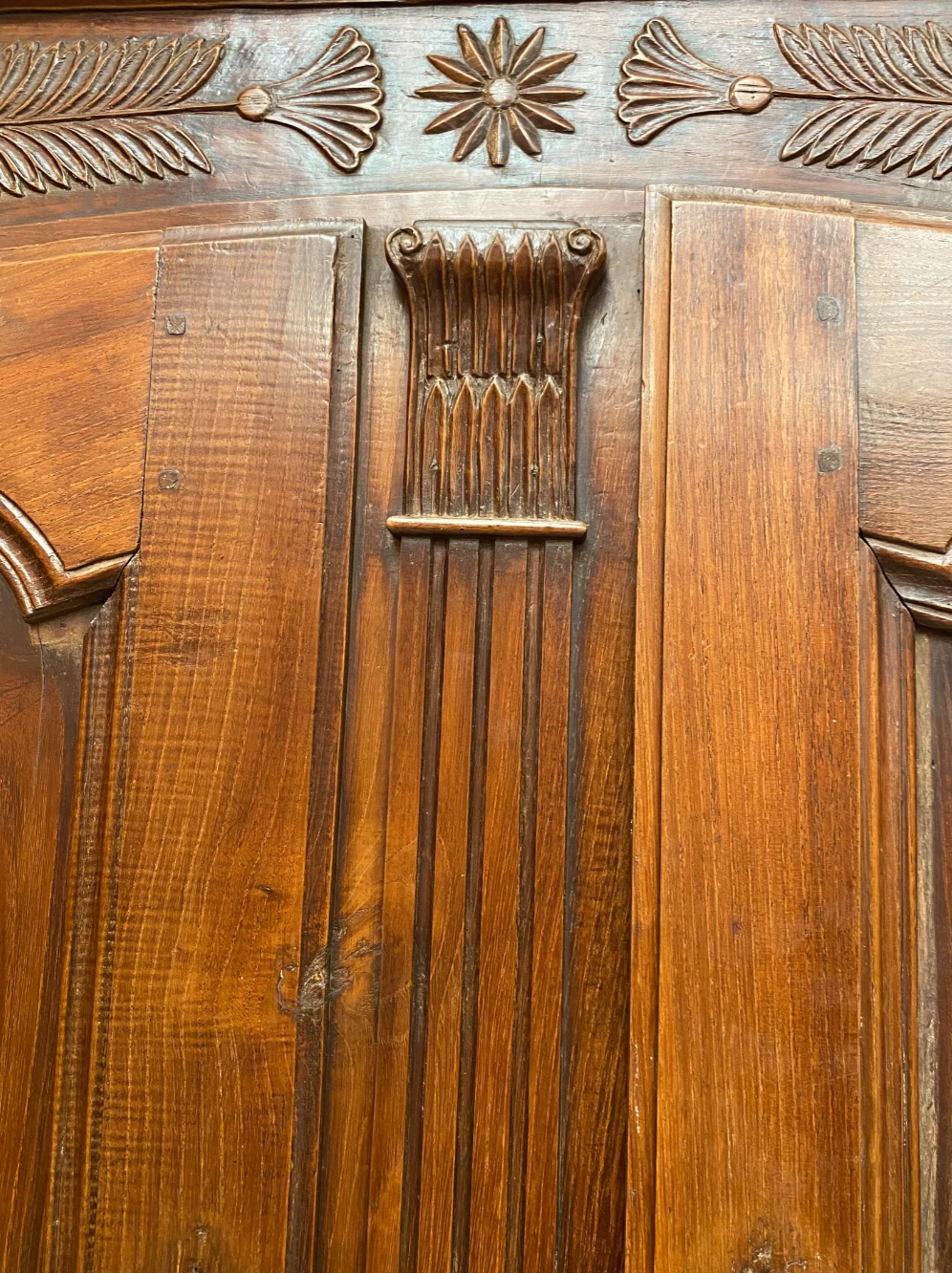 Armoire à linge ancienne noyer mouluré et sculpté XVIIIème siècle travail ancien parisien rustique
