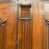 Armoire à linge ancienne noyer mouluré et sculpté XVIIIème siècle travail ancien parisien rustique