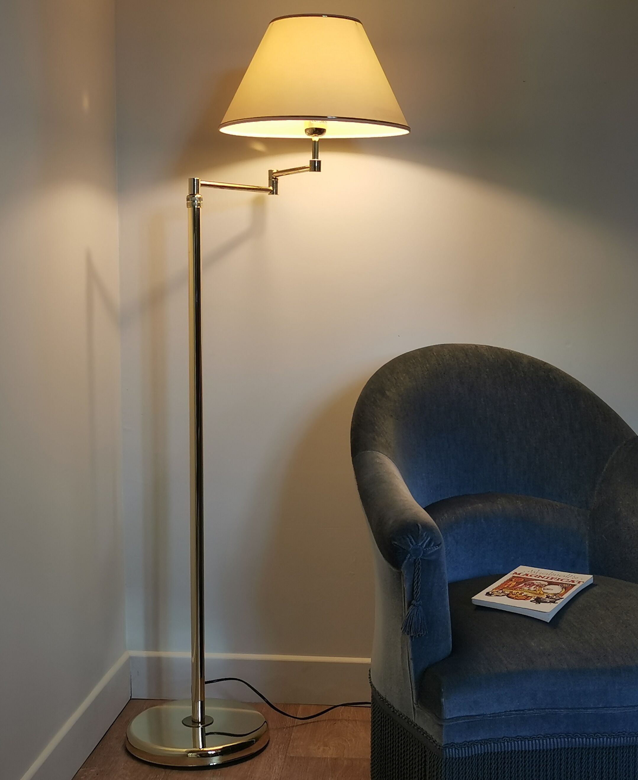 Articulated e-reader floor lamp