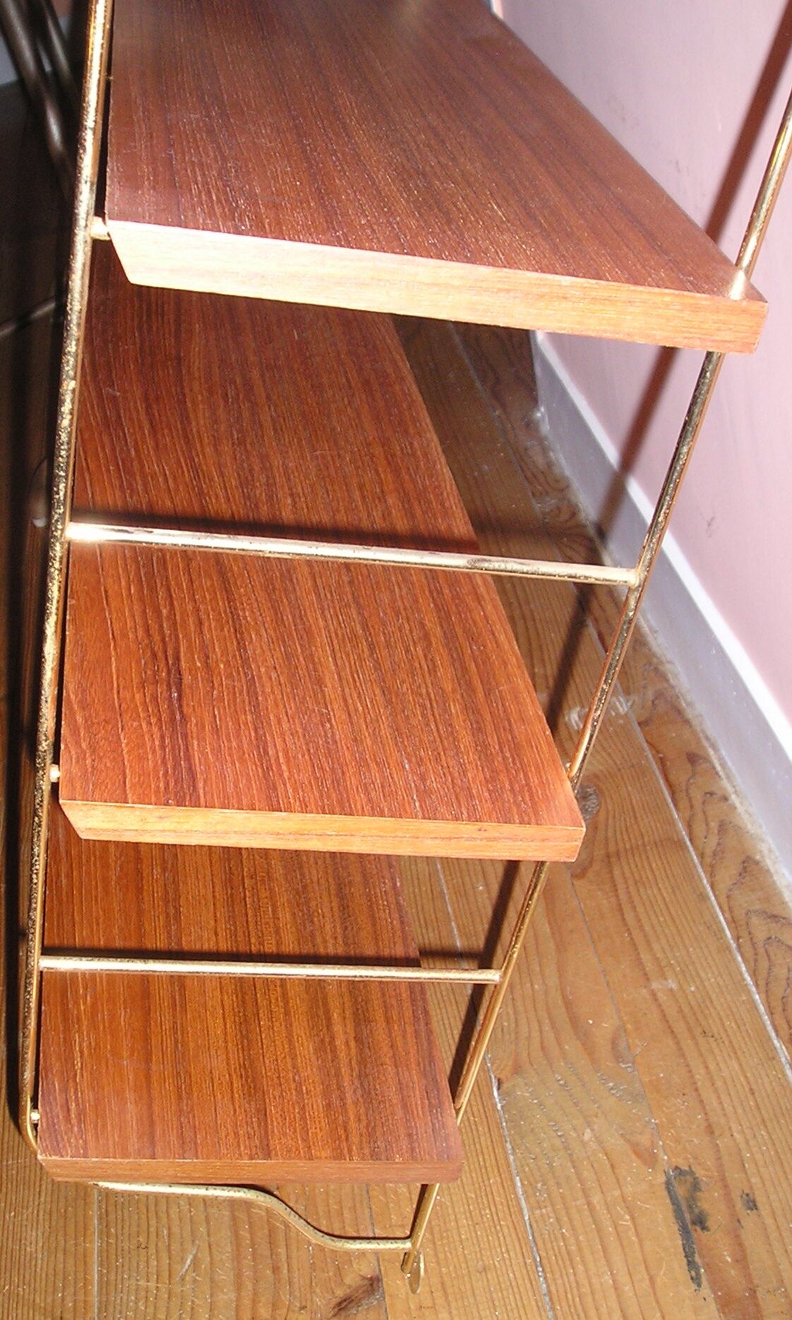 Etagère murale string bois-métal doré Nisse Strinning