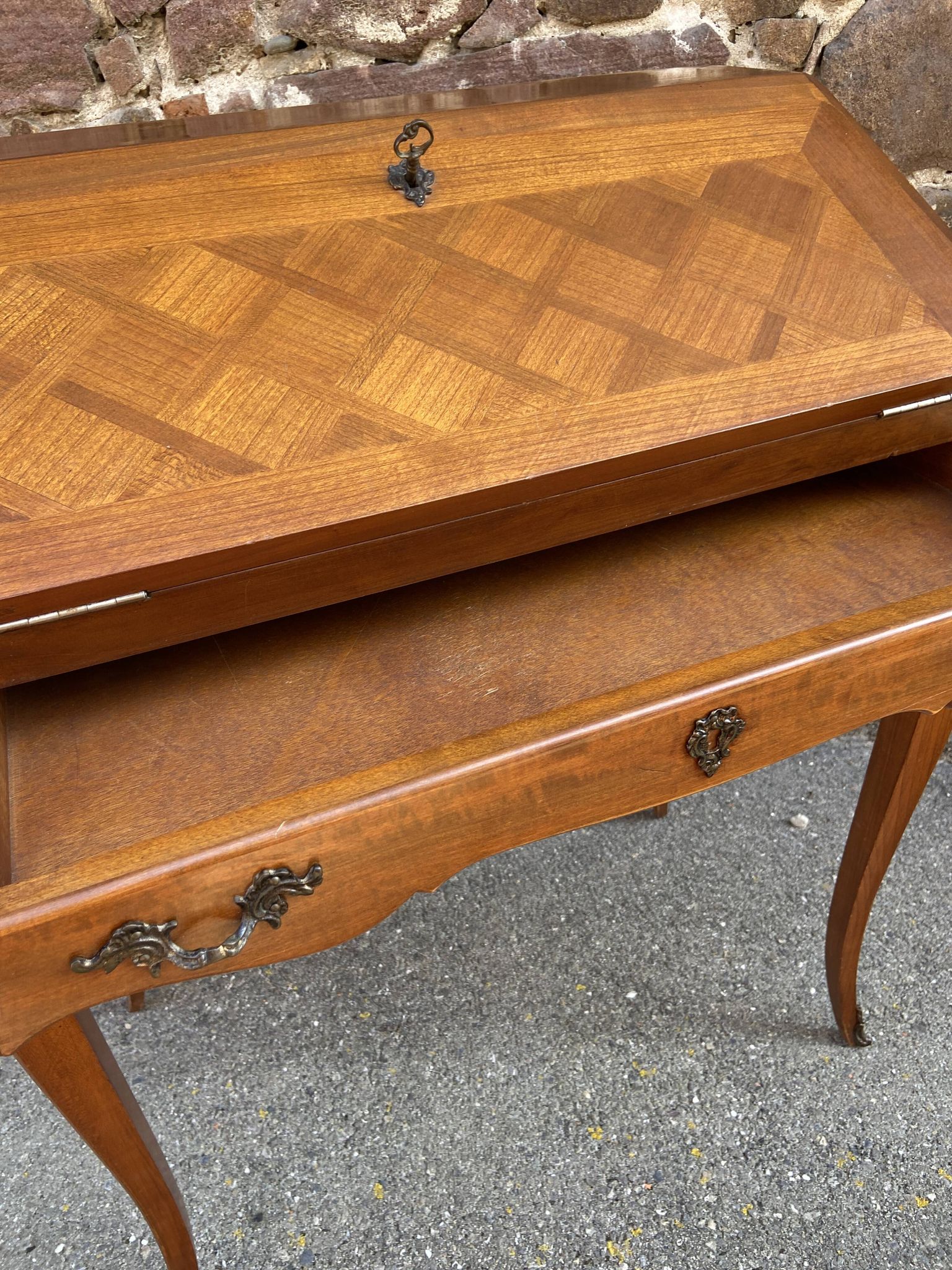Bureau de pente scriban Dos d’Âne style Louis XV merisier 1970